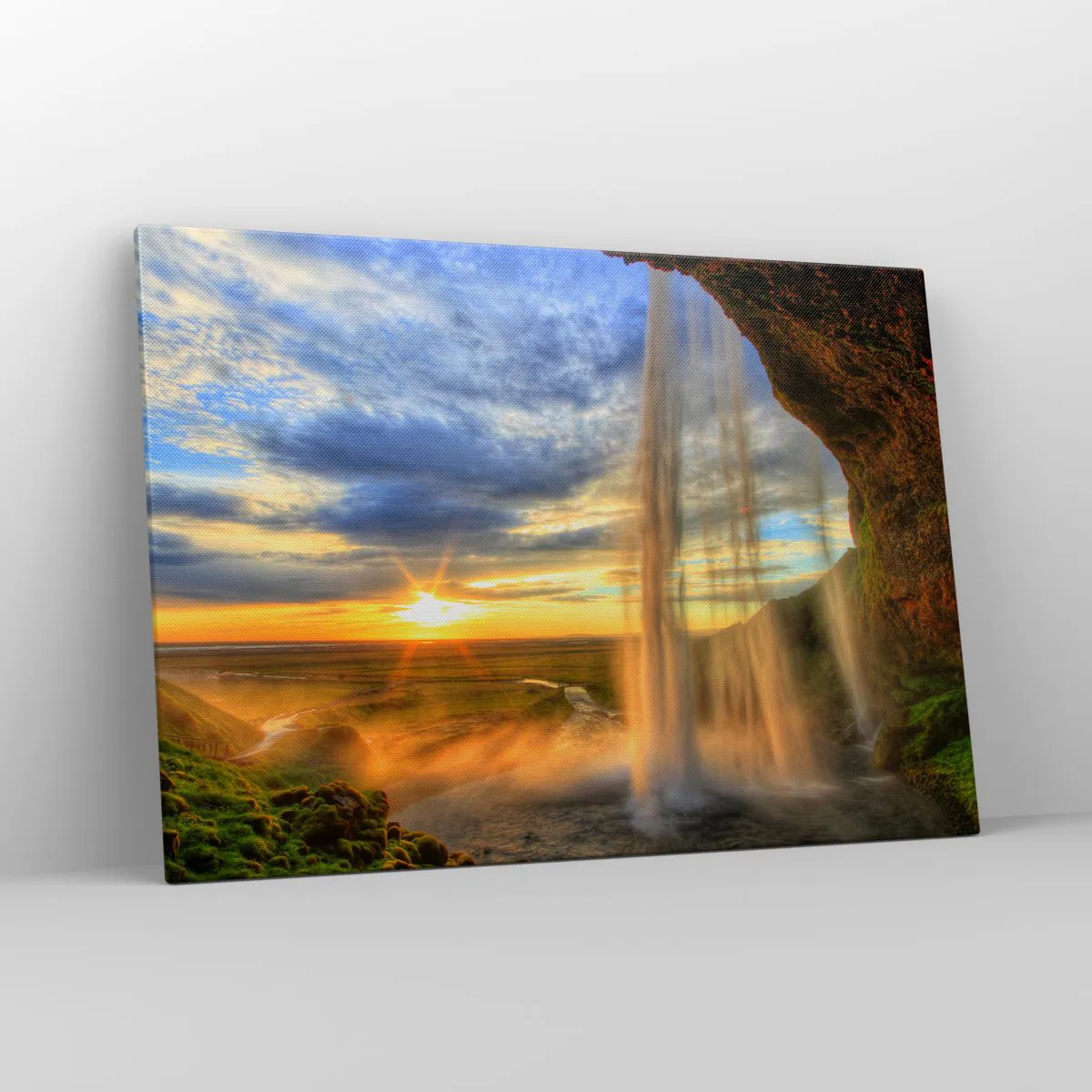 Impression sur toile - Image sur toile - Une cascade illuminée par la lumière du soleil sur fond de paysage - 100x70cm - Le monde derrière un voile de gouttes - Décoration murale moderne pour le salon et la chambre ARTTOR