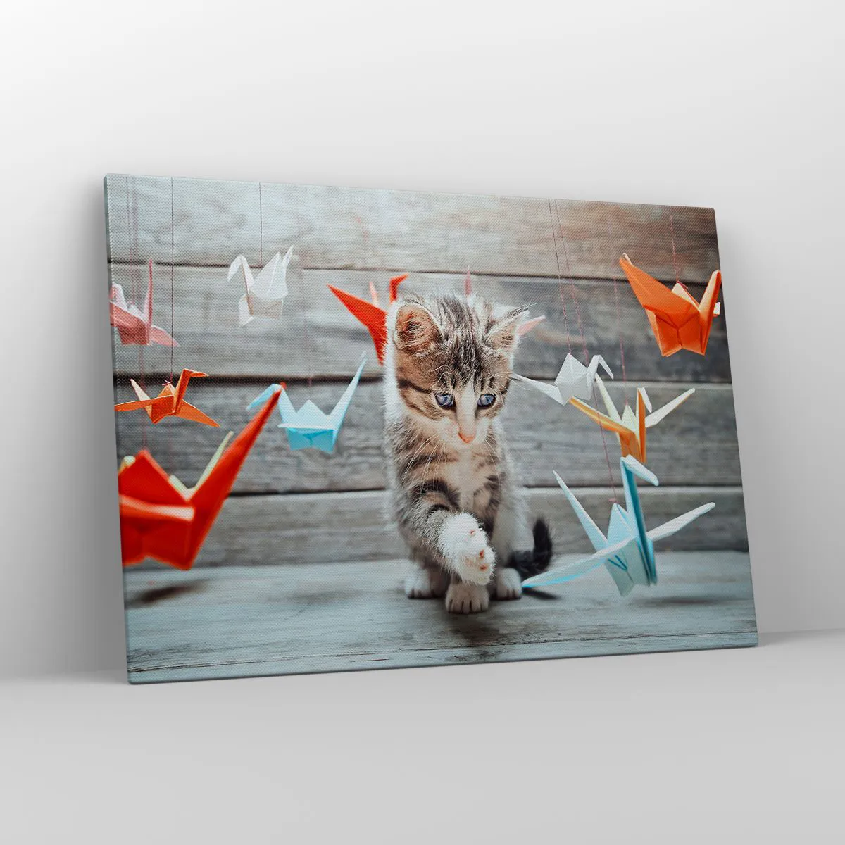 Obraz na płótnie - Kotek bawiący się zawieszonymi papierowymi żurawiami origami - 100x70cm - Pierwsza lekcja - Nowoczesna dekoracja ścienna do salonu, kuchni i sypialni ARTTOR