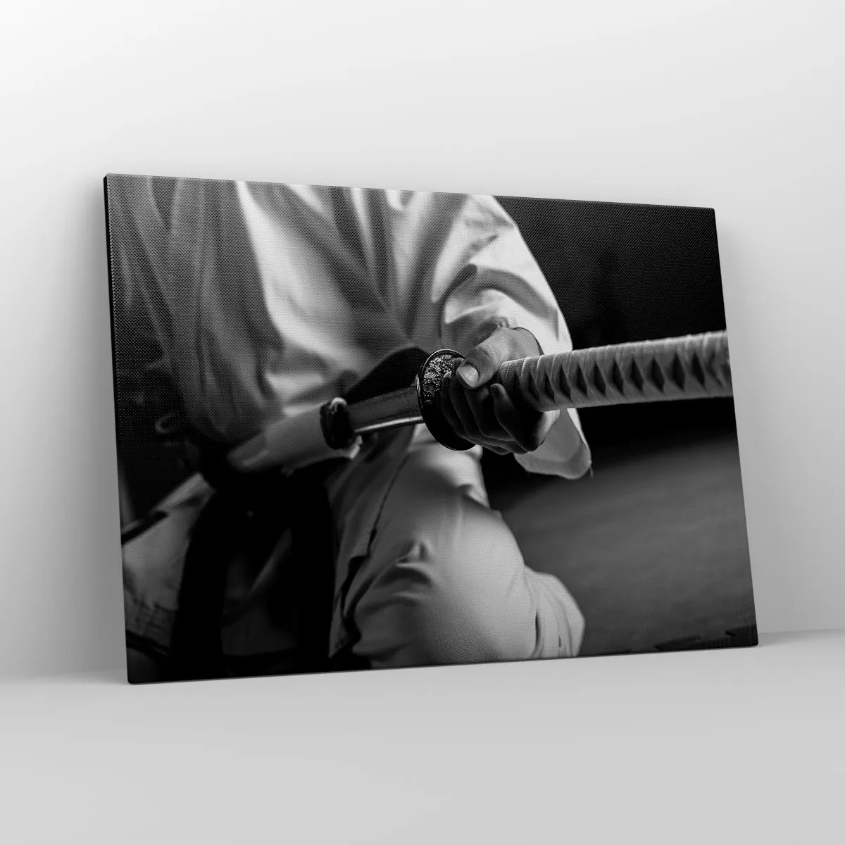 Obraz na płótnie - Samuraj w kimono trzymający katanę w czarno-białej tonacji - 100x70cm - Dusza wojownika - Nowoczesna dekoracja ścienna do salonu, kuchni i sypialni ARTTOR