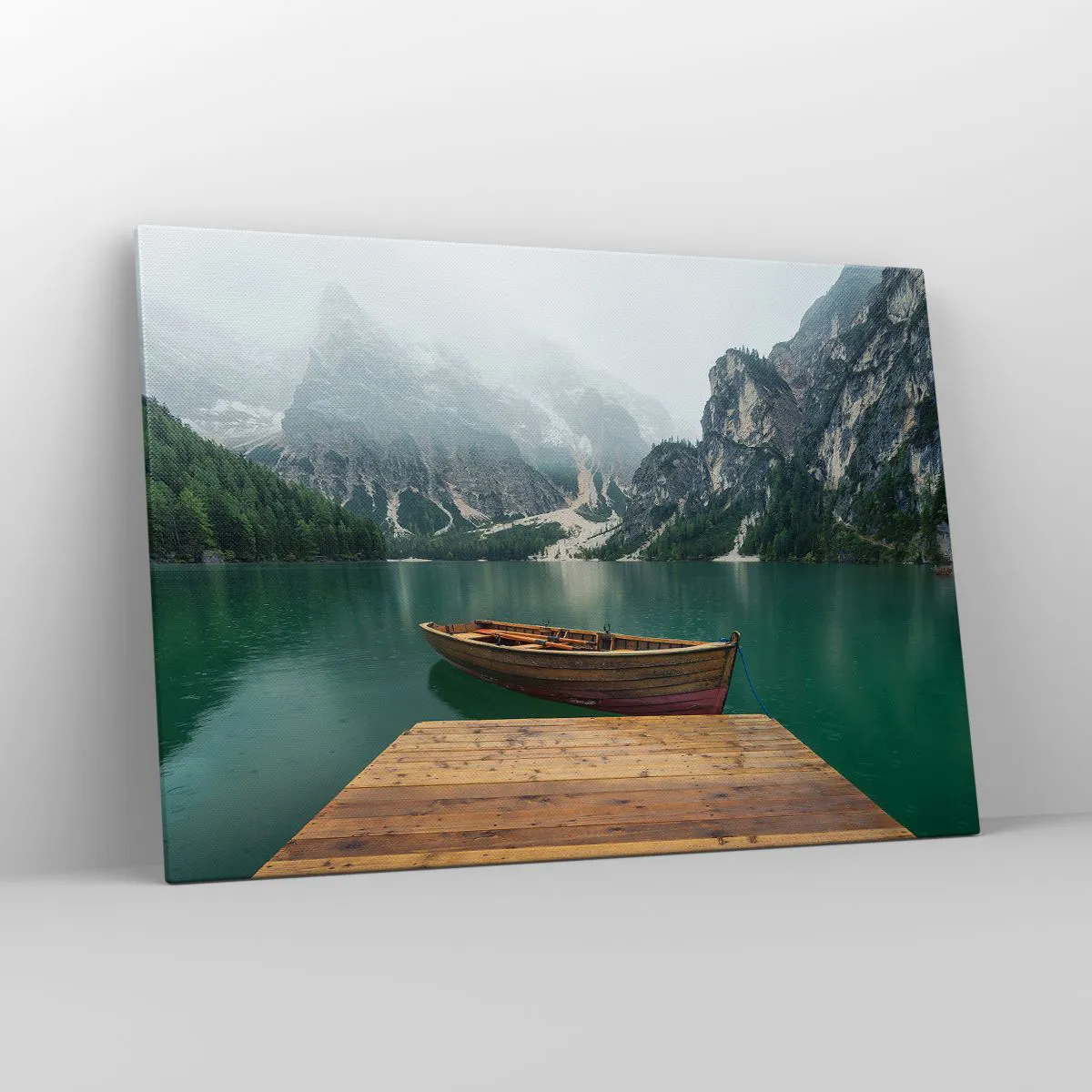 Cuadro sobre lienzo - Impresión de Imagen - Un barco de madera en un muelle en un lago rodeado de montañas. - 100x70cm - Paisaje inolvidable - Decoración de pared moderna para salón y dormitorio ARTTOR