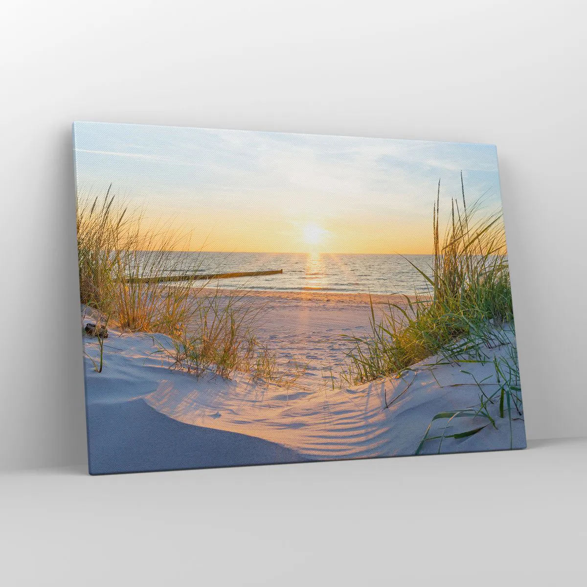 Obraz na płótnie - Piaszczysta plaża z widokiem na zachodzące słońce nad morzem - 100x70cm - Morza szum, ptaków śpiew, dzika plaża pośród traw… - Nowoczesna dekoracja ścienna do salonu, kuchni i sypialni ARTTOR