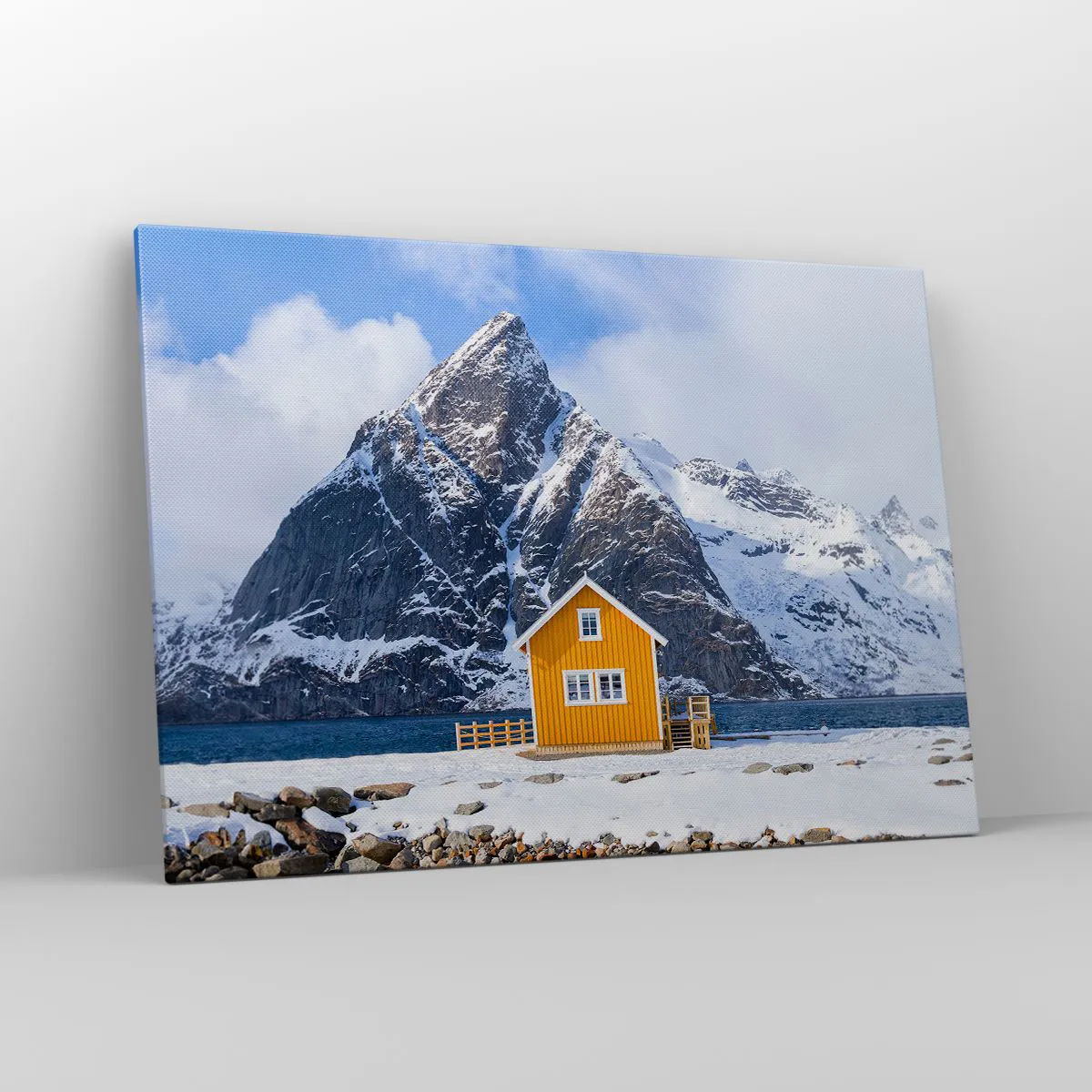 Quadro su tela - Stampe su Tela - Una casa gialla sullo sfondo delle montagne innevate e del mare - 100x70cm - Vacanze scandinave - Decorazione murale moderna per soggiorno e camera da letto ARTTOR