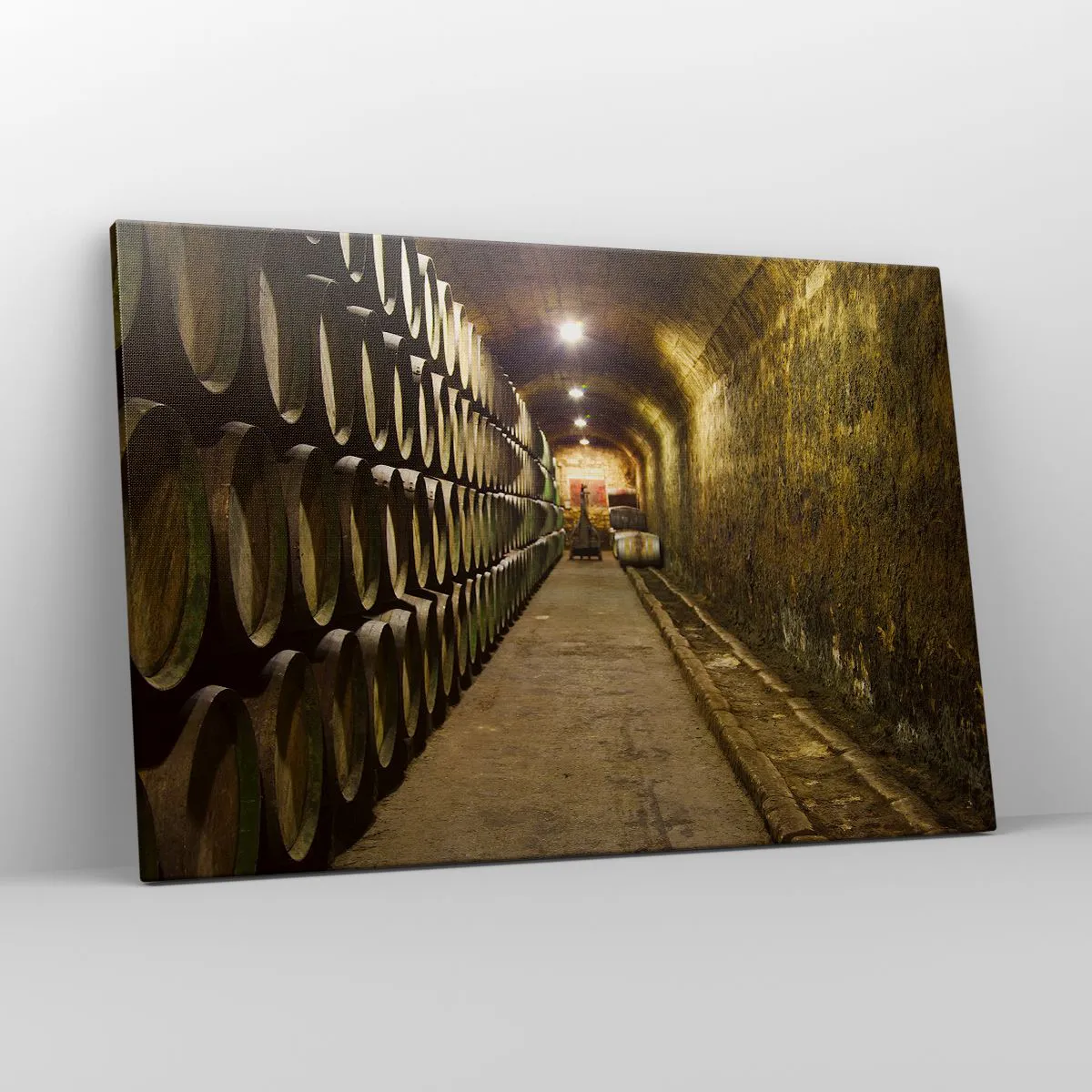 Obraz na płótnie - Piwnica z drewnianymi beczkami na wino ułożonymi w rzędach - 120x80cm - Dobrze jest poleżeć sobie - Nowoczesna dekoracja ścienna do salonu, kuchni i sypialni ARTTOR