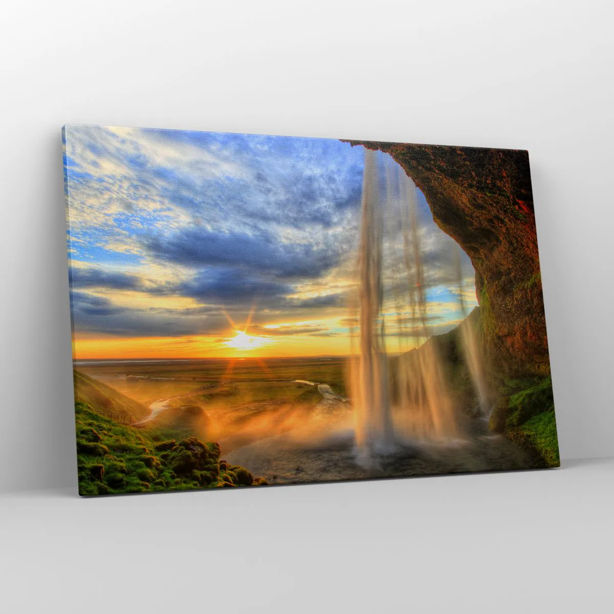 Impression sur toile - Image sur toile - Une cascade illuminée par la lumière du soleil sur fond de paysage - 120x80cm - Le monde derrière un voile de gouttes - Décoration murale moderne pour le salon et la chambre ARTTOR