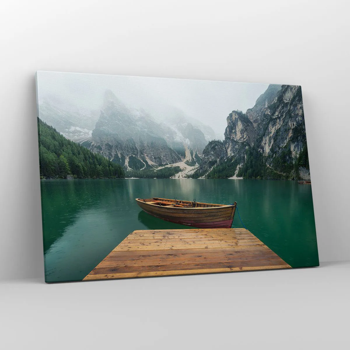 Quadro su tela - Stampe su Tela - Una barca di legno su un molo su un lago circondato da montagne - 120x80cm - E attorno le fiere rocce - Decorazione murale moderna per soggiorno e camera da letto ARTTOR