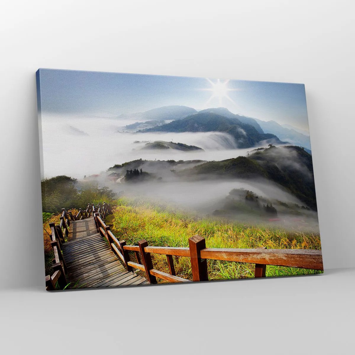 Lærredstryk - Billede på lærred - En træsti blandt de tågede bjerge om morgenen - 70x50cm - Vævet mod blænding og tåge - Moderne vægdekoration til stue og soveværelse ARTTOR