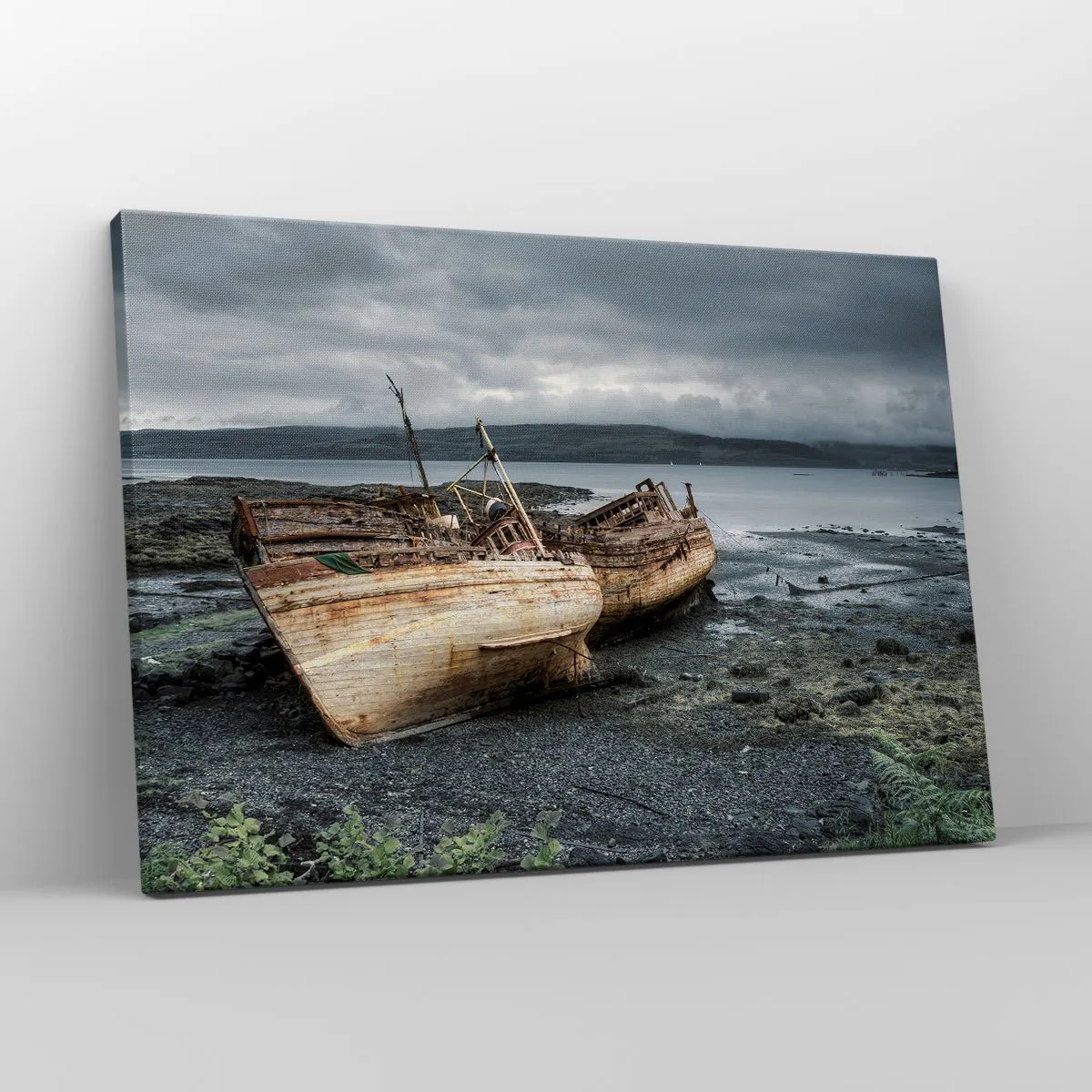 Tablou pe pânză Canvas - Bărci abandonate pe țărm într-o scenă ploioasă - 70x50cm - Ca semn al unei munci făcute cu demnitate - Decorațiune modernă pentru perete pentru living și dormitor ARTTOR