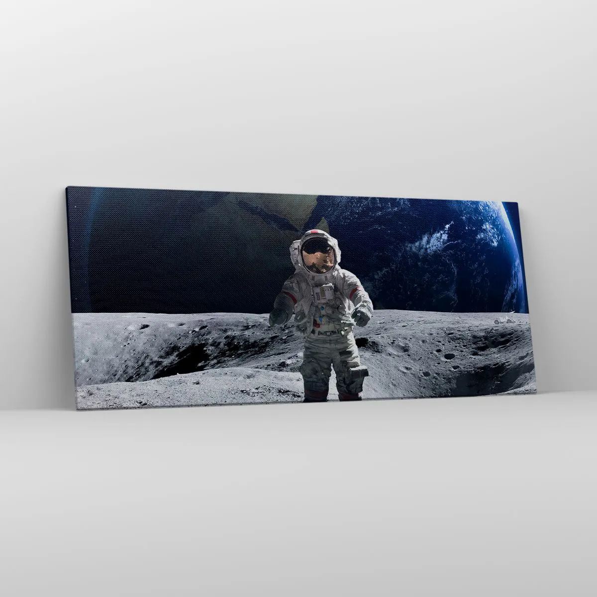 Obraz na płótnie - Astronauta na powierzchni Księżyca z Ziemią w tle - 120x50cm - Pozdrowienia z Księżyca - Nowoczesna dekoracja ścienna do salonu i sypialni ARTTOR