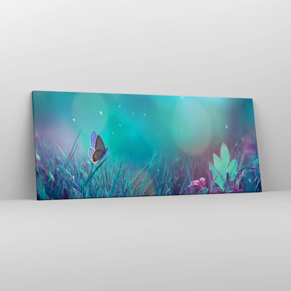 Impression sur toile - Image sur toile - Un papillon sur l'herbe à la lumière de reflets flous - 120x50cm - La vie secrète de la prairie - Décoration murale moderne pour le salon et la chambre ARTTOR