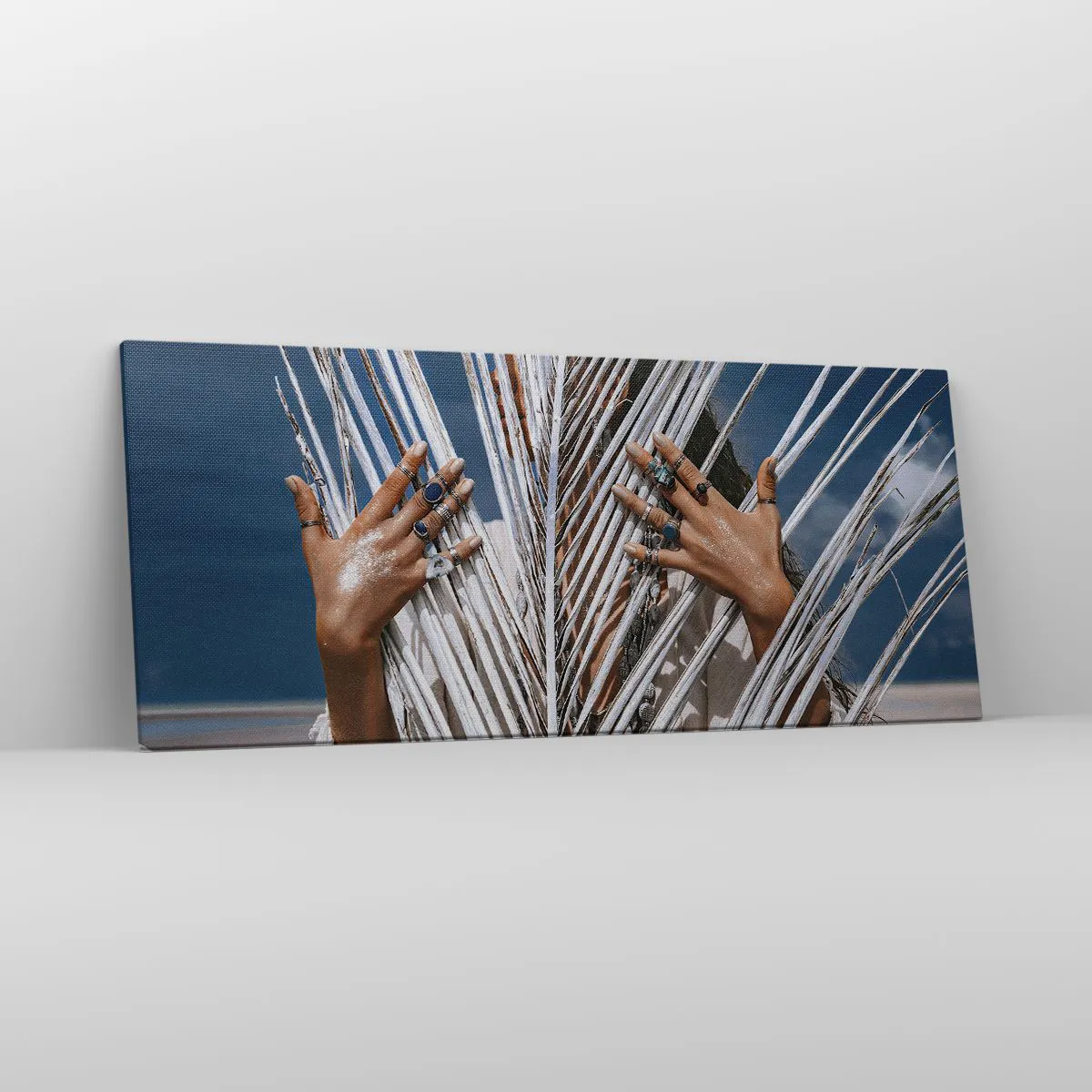 Quadro su tela - Stampe su Tela - Una donna nascosta dietro foglie di palma con anelli alle mani. - 120x50cm - La ragazza dello sciamano? - Decorazione murale moderna per soggiorno e camera da letto ARTTOR