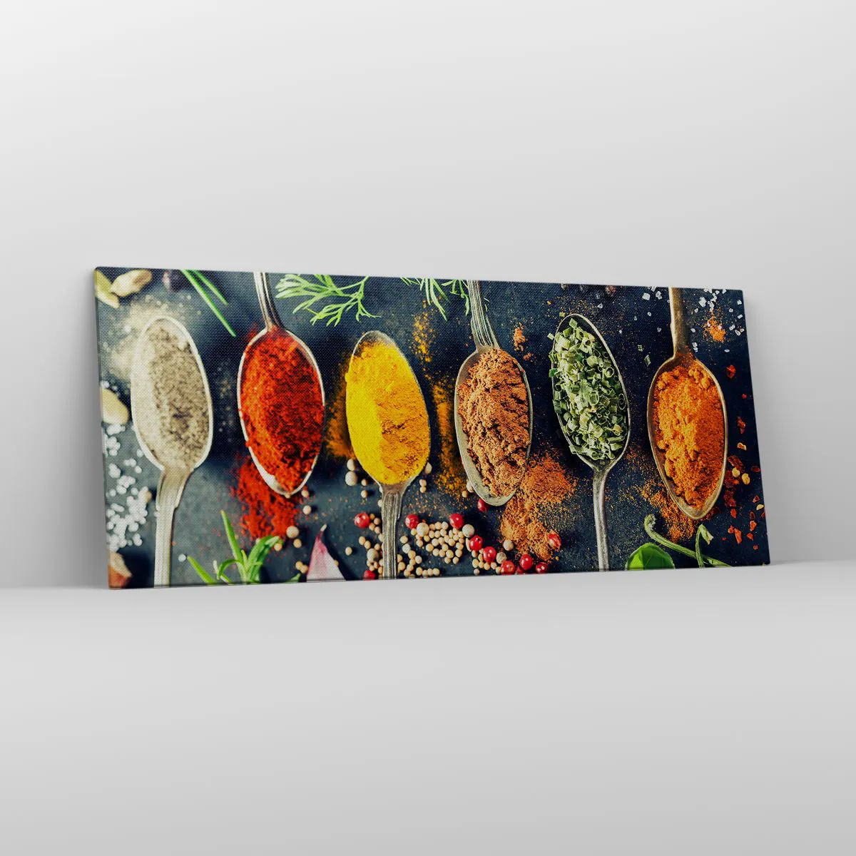Obraz na płótnie - Kolorowe przyprawy na łyżkach z ziołami w tle - 120x50cm - Kulinarna magia - Nowoczesna dekoracja ścienna do salonu i sypialni ARTTOR