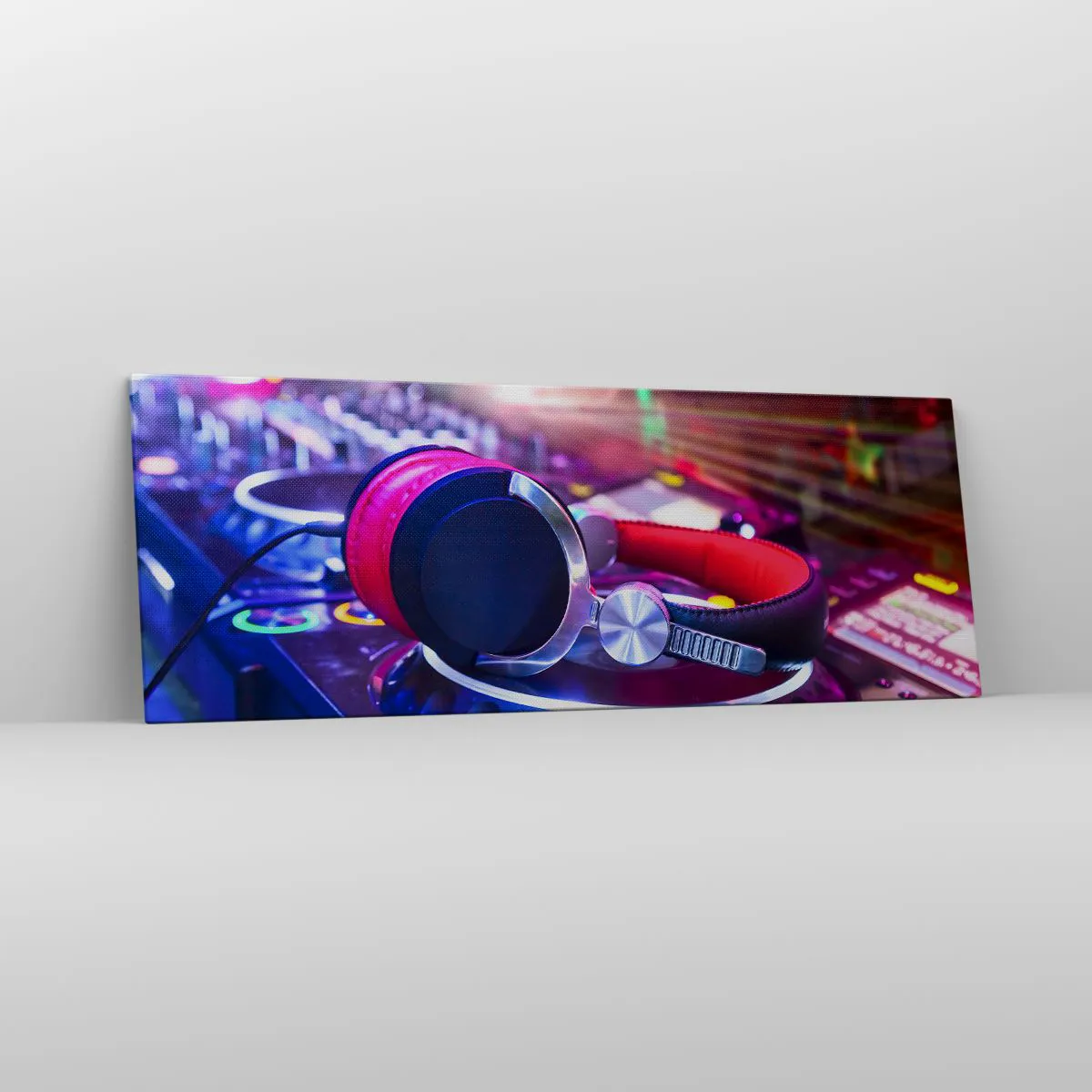 Cuadro sobre lienzo - Impresión de Imagen - Auriculares de DJ en una consola iluminada por focos en una fiesta - 140x50cm - Empieza la fiesta - Decoración de pared moderna para salón y dormitorio ARTTOR