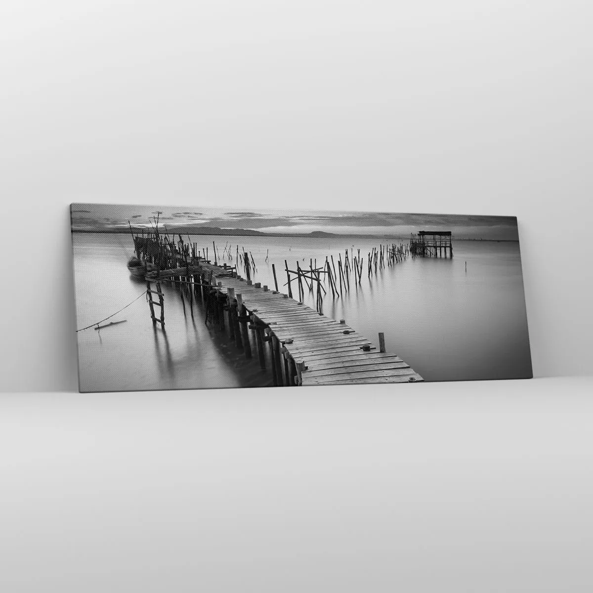 Obraz na płótnie - Drewniany pomost na spokojnym jeziorze w odcieniach szarości - 140x50cm - Spokój zapomnianego brzegu - Nowoczesna dekoracja ścienna do salonu i sypialni ARTTOR