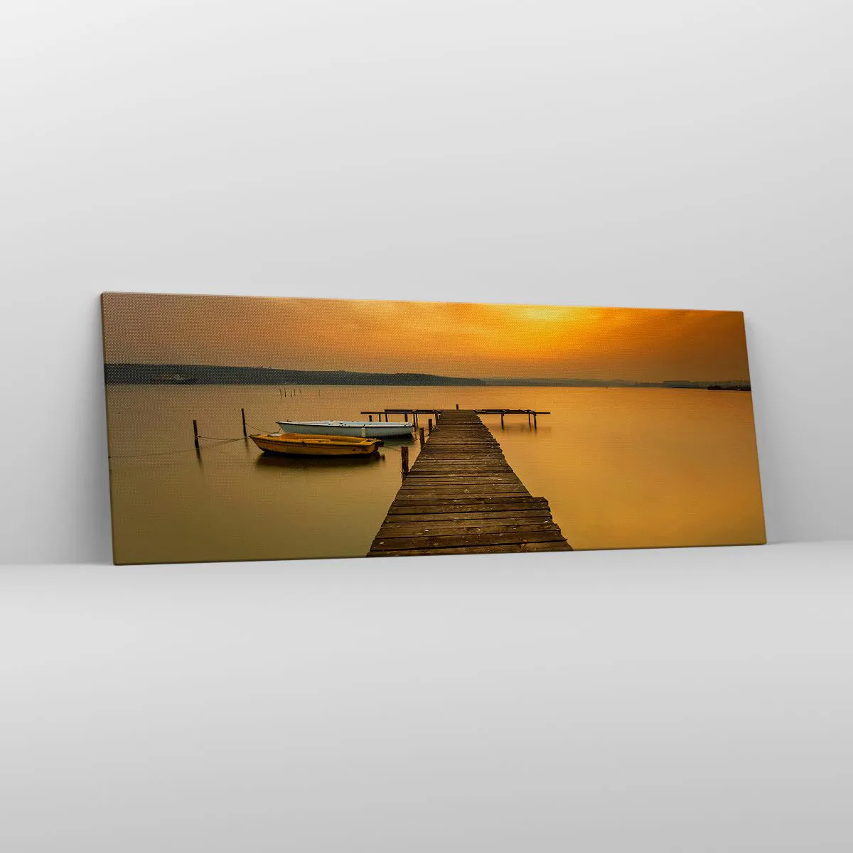 Obraz na płótnie - Drewniany pomost i łódki na jeziorze o zachodzie słońca - 140x50cm - Niebo złote ci otworzę - Nowoczesna dekoracja ścienna do salonu i sypialni ARTTOR
