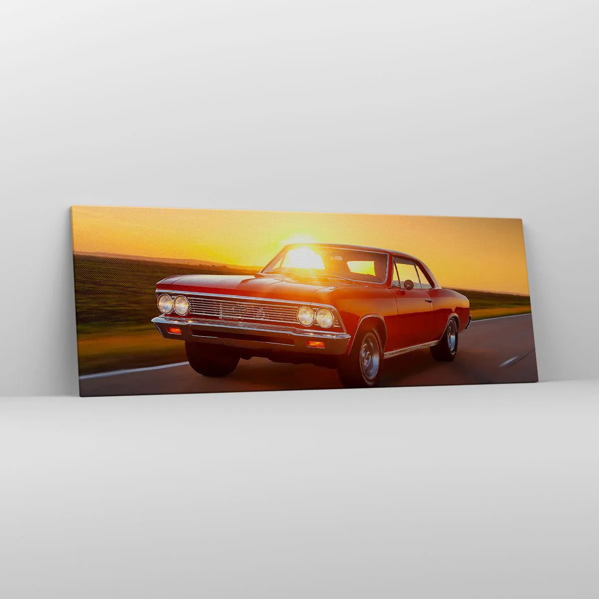 Bild auf Leinwand - Leinwandbild - Ein rotes Auto in der untergehenden Sonne auf einer offenen Straße - 140x50cm - Begehren ist rot - Moderne Wanddekoration für Wohnzimmer und Schlafzimmer ARTTOR