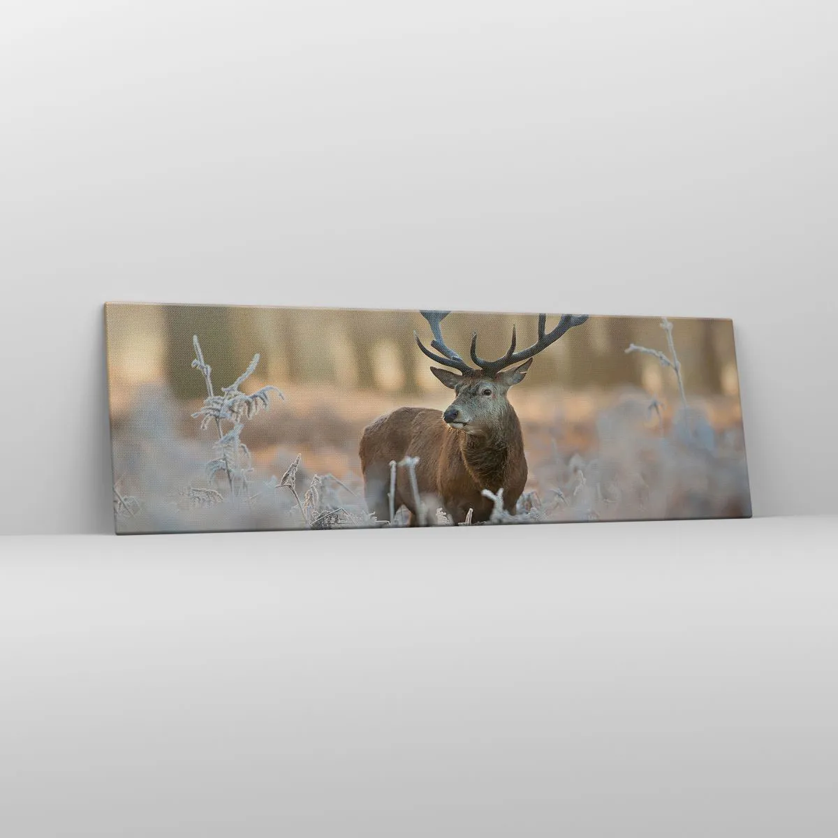 Quadro su tela - Stampe su Tela - Un cervo in una radura gelida in una foresta invernale dai colori tenui - 160x50cm - Fresco mattino - Decorazione murale moderna per soggiorno e camera da letto ARTTOR