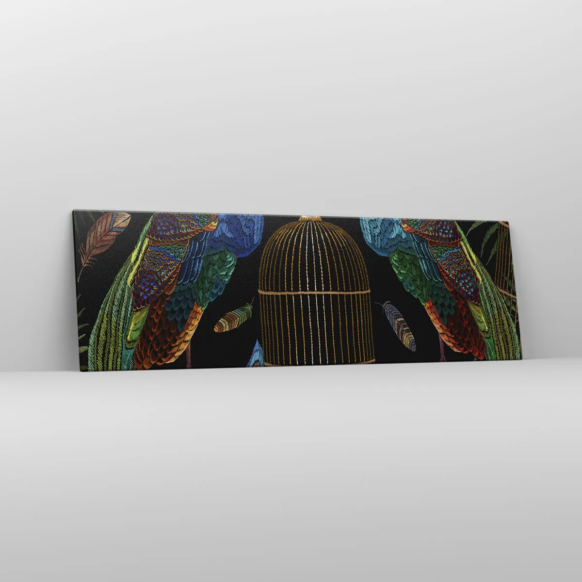 Obraz na płótnie - Pawie przy złotej klatce na czarnym tle - 160x50cm - W królewskich szatach - Nowoczesna dekoracja ścienna do salonu i sypialni ARTTOR