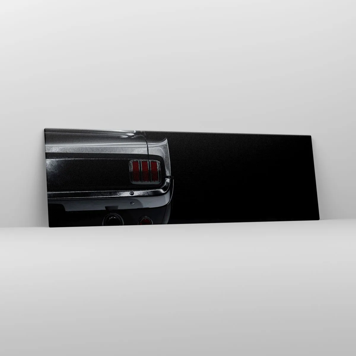 Quadro su tela - Stampe su Tela - Un'immagine in bianco e nero della parte posteriore di un'auto d'epoca su uno sfondo scuro. - 160x50cm - Il fascino del classico - Decorazione murale moderna per soggiorno e camera da letto ARTTOR