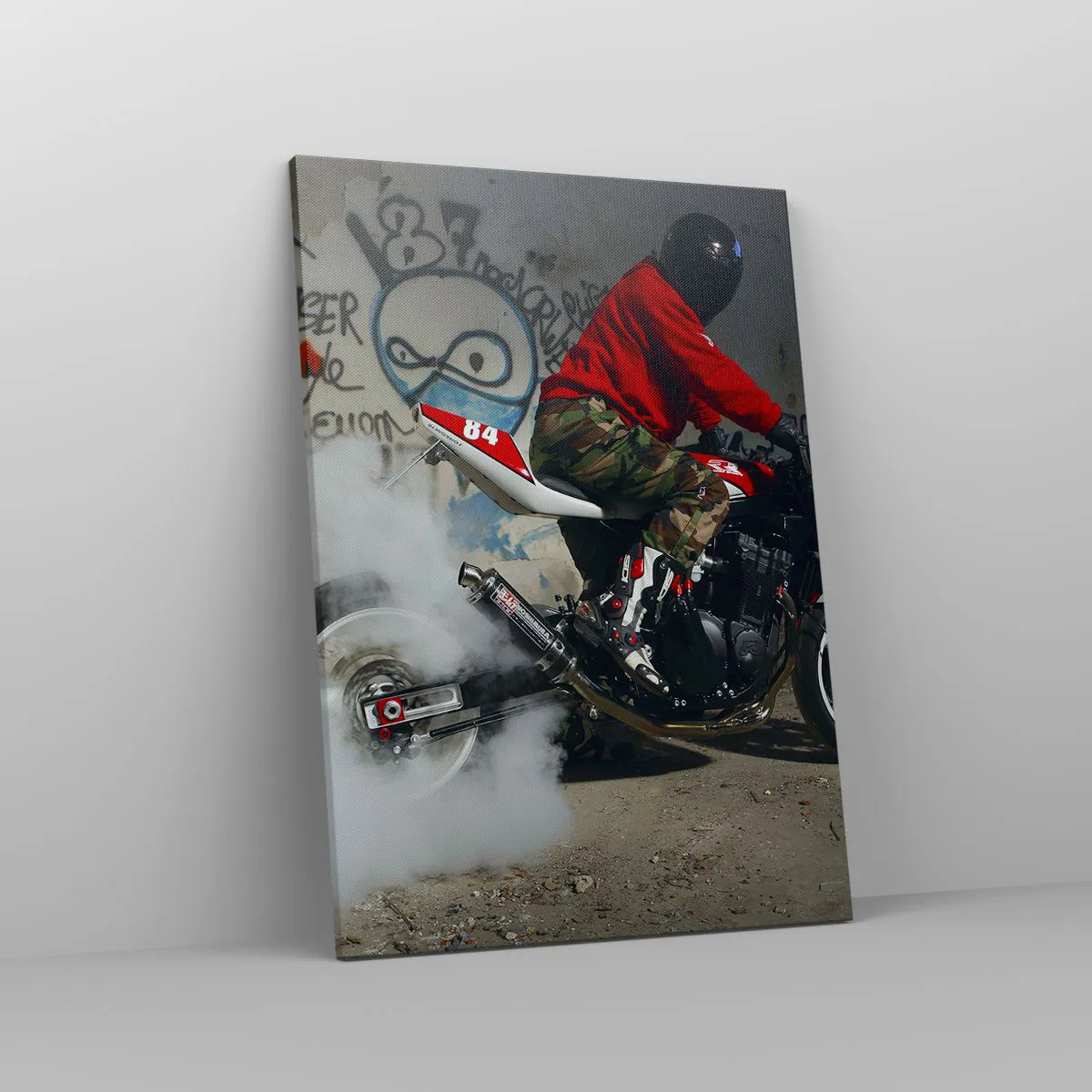 Bild auf Leinwand - Leinwandbild - Ein Motorradfahrer vollführt einen spektakulären Drift in einem verlassenen, mit Graffiti bedeckten Gebäude. - 50x70cm - Verfolge mich! - Moderne Wanddekoration für Wohnzimmer und Schlafzimmer ARTTOR