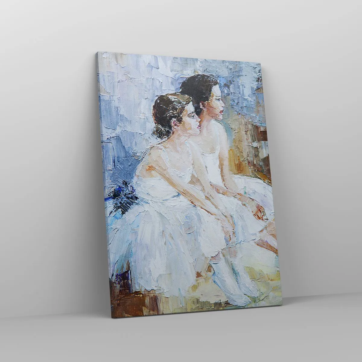 Obraz na płótnie - Dwie baletnice w białych sukniach siedzące obok siebie - 50x70cm - Odpoczynek młodych łabędzi - Nowoczesna dekoracja ścienna do salonu, kuchni i sypialni ARTTOR