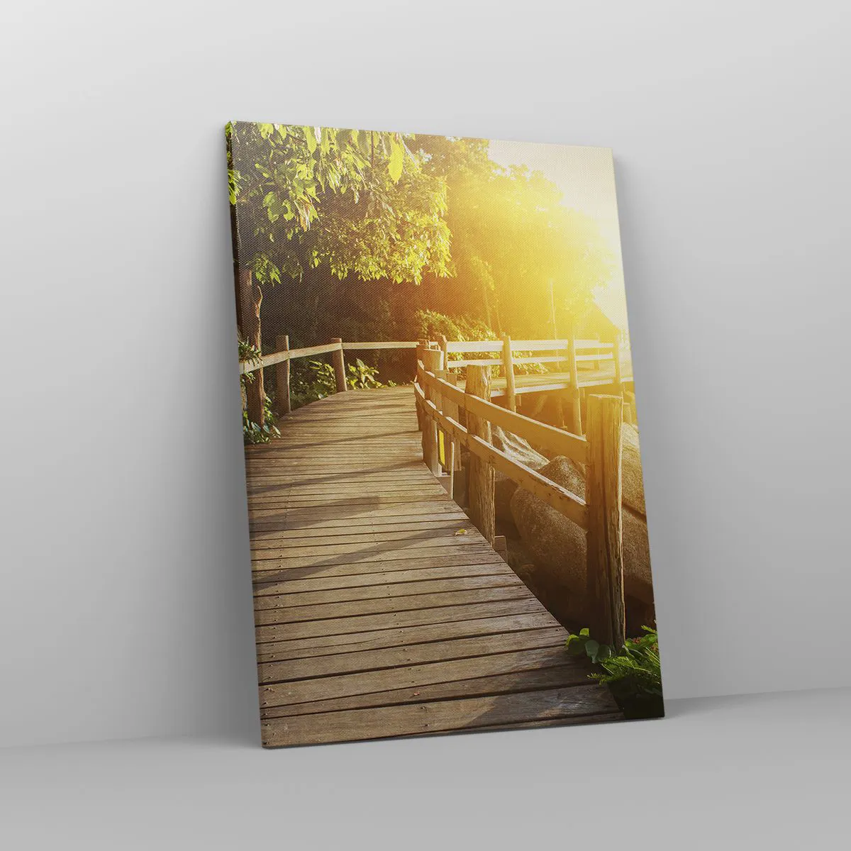 Bild auf Leinwand - Leinwandbild - Eine Holzbrücke im Grünen, die in den Sonnenstrahlen zum Meer führt - 50x70cm - Noch eine Wendung, ein weiteres Wunder - Moderne Wanddekoration für Wohnzimmer und Schlafzimmer ARTTOR