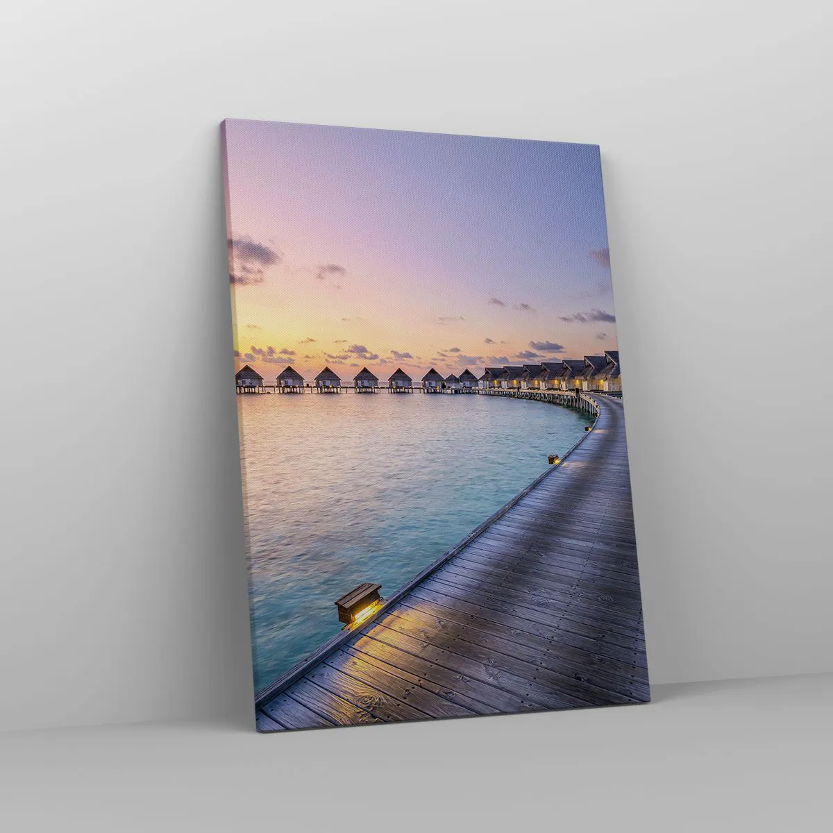 Obraz na płótnie - Tropikalne domki na wodzie o zachodzie słońca - 50x70cm - Wakacje - powrót do źródeł - Nowoczesna dekoracja ścienna do salonu, kuchni i sypialni ARTTOR