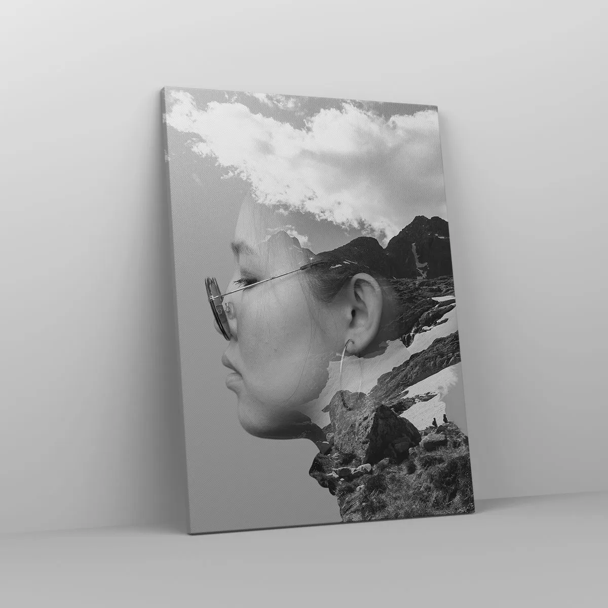 Cuadro sobre lienzo - Impresión de Imagen - Una composición en blanco y negro con la silueta de una mujer y un paisaje de montaña. - 50x70cm - Retrato sobre montañas y nubes - Decoración de pared moderna para salón y dormitorio ARTTOR