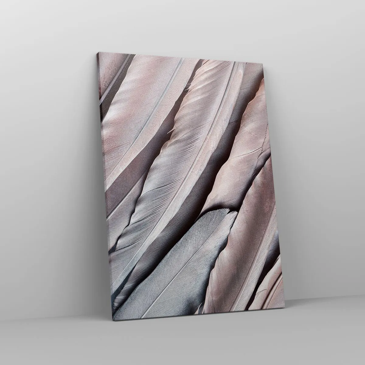 Obraz na płótnie - Zbliżenie na pastelowe pióra w odcieniach różu i srebra - 50x70cm - W różowej srebrzystości - Nowoczesna dekoracja ścienna do salonu, kuchni i sypialni ARTTOR