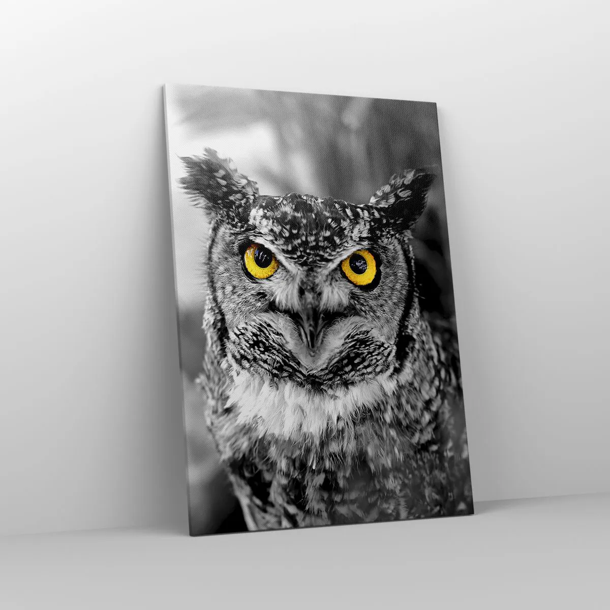 Quadro su tela - Stampe su Tela - Uno scatto in bianco e nero di un gufo con gli occhi gialli - 70x100cm - Non si può nascondere niente - Decorazione murale moderna per soggiorno e camera da letto ARTTOR