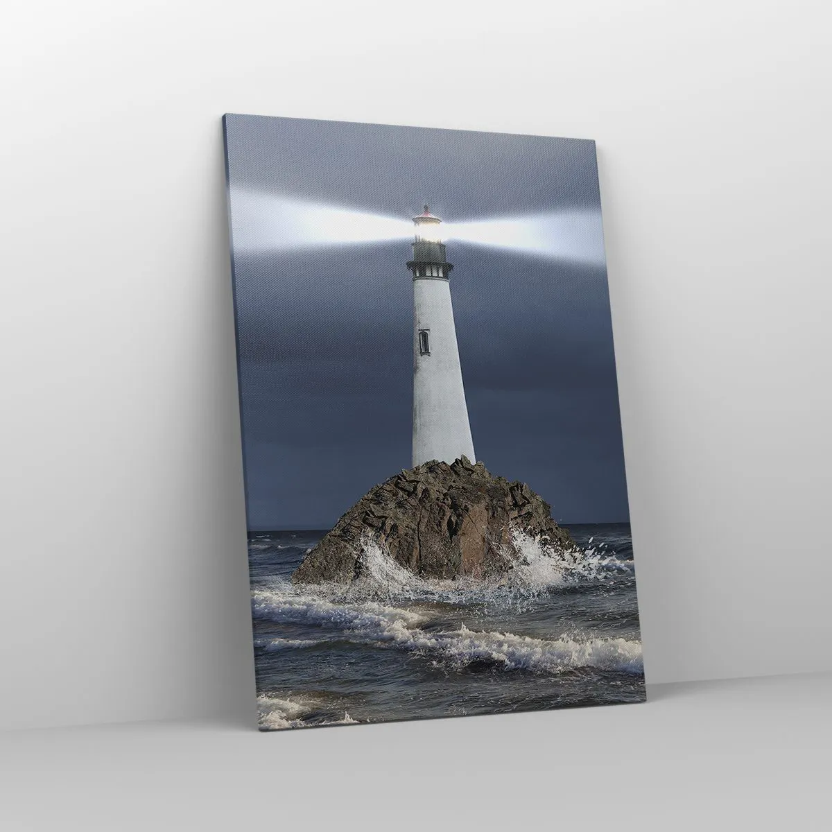 Bild auf Leinwand - Leinwandbild - Ein Leuchtturm auf einem Felsen, umgeben von stürmischer See - 70x100cm - Hier... hier... hier! - Moderne Wanddekoration für Wohnzimmer und Schlafzimmer ARTTOR