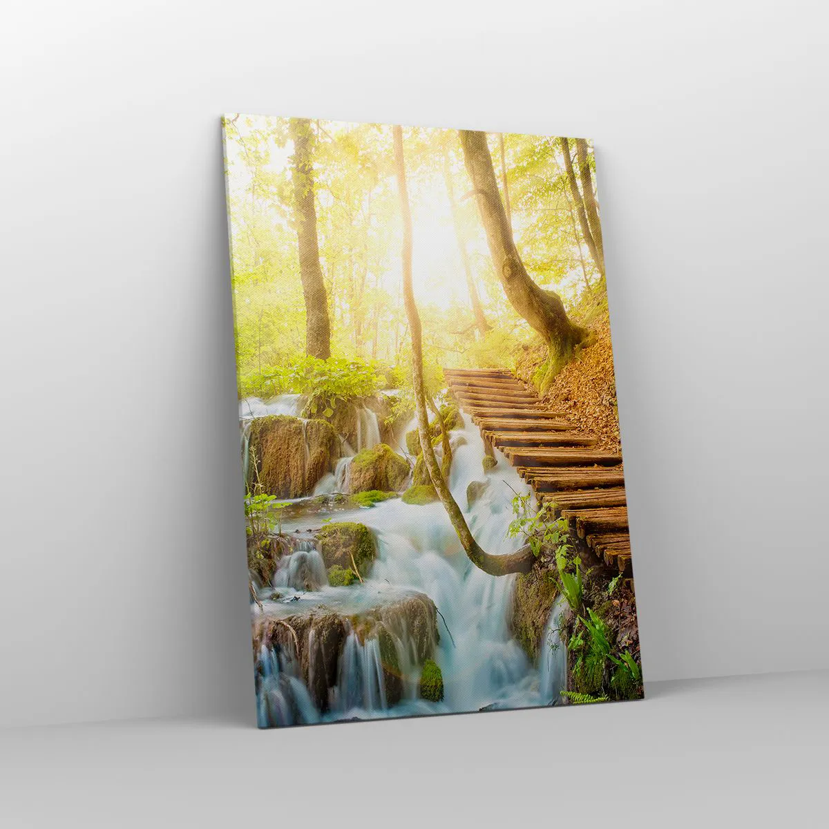 Obraz na płótnie - Leśna ścieżka z drewnianymi schodami przy wodospadzie - 70x100cm - Upragniony chłód - Nowoczesna dekoracja ścienna do salonu i sypialni ARTTOR