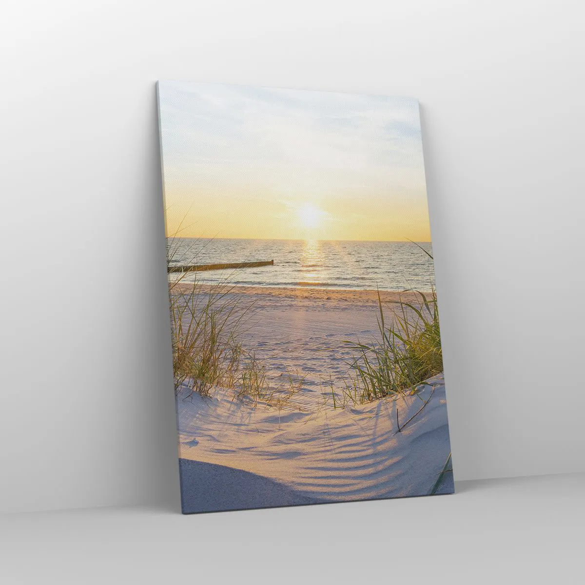 Obraz na płótnie - Piaszczysta plaża z widokiem na zachodzące słońce nad morzem - 70x100cm - Morza szum, ptaków śpiew, dzika plaża pośród traw… - Nowoczesna dekoracja ścienna do salonu i sypialni ARTTOR