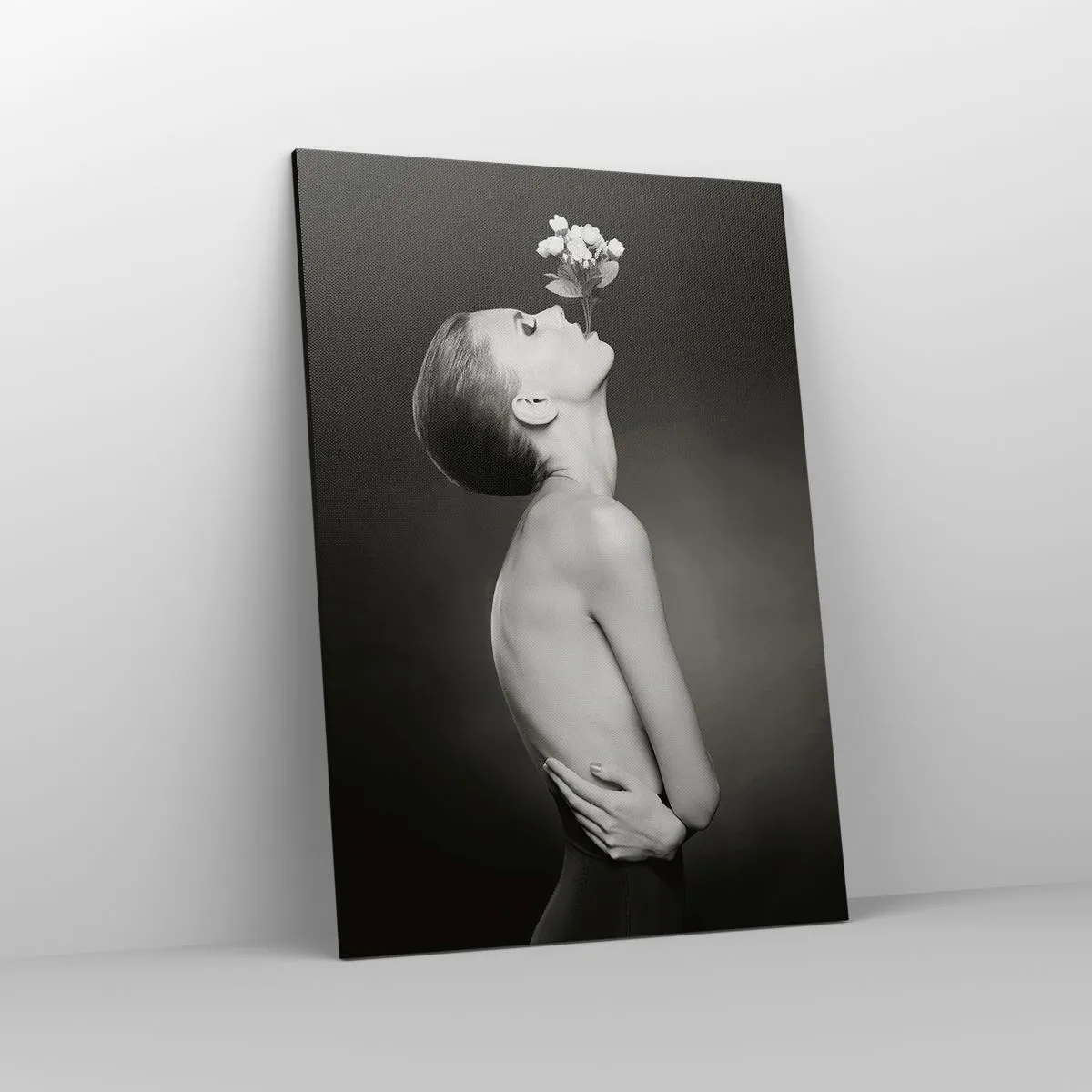 Bild auf Leinwand - Leinwandbild - Schwarz-weiße Silhouette einer Frau mit einer Blume - 70x100cm - Exzentrische Eleganz - Moderne Wanddekoration für Wohnzimmer und Schlafzimmer ARTTOR