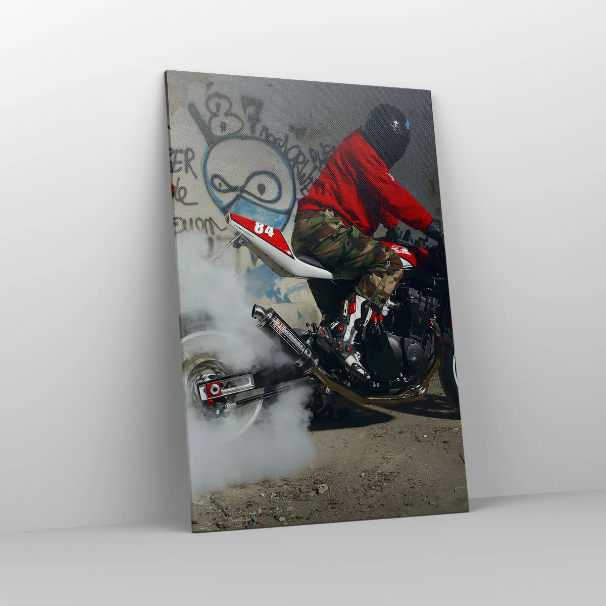 Cuadro sobre lienzo - Impresión de Imagen - Un motociclista realiza un espectacular derrape en un edificio abandonado cubierto de grafitis. - 80x120cm - ¡Persígueme! - Decoración de pared moderna para salón y dormitorio ARTTOR