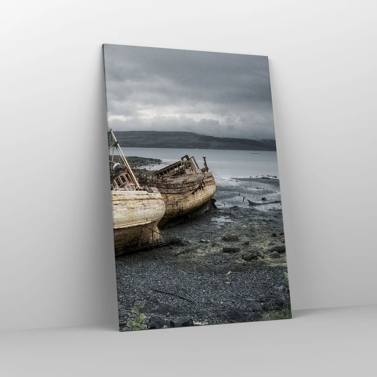 Quadro su tela - Stampe su Tela - Barche abbandonate sulla riva in una scena piovosa - 80x120cm - Segno delle fatiche degnamente sostenute - Decorazione murale moderna per soggiorno e camera da letto ARTTOR