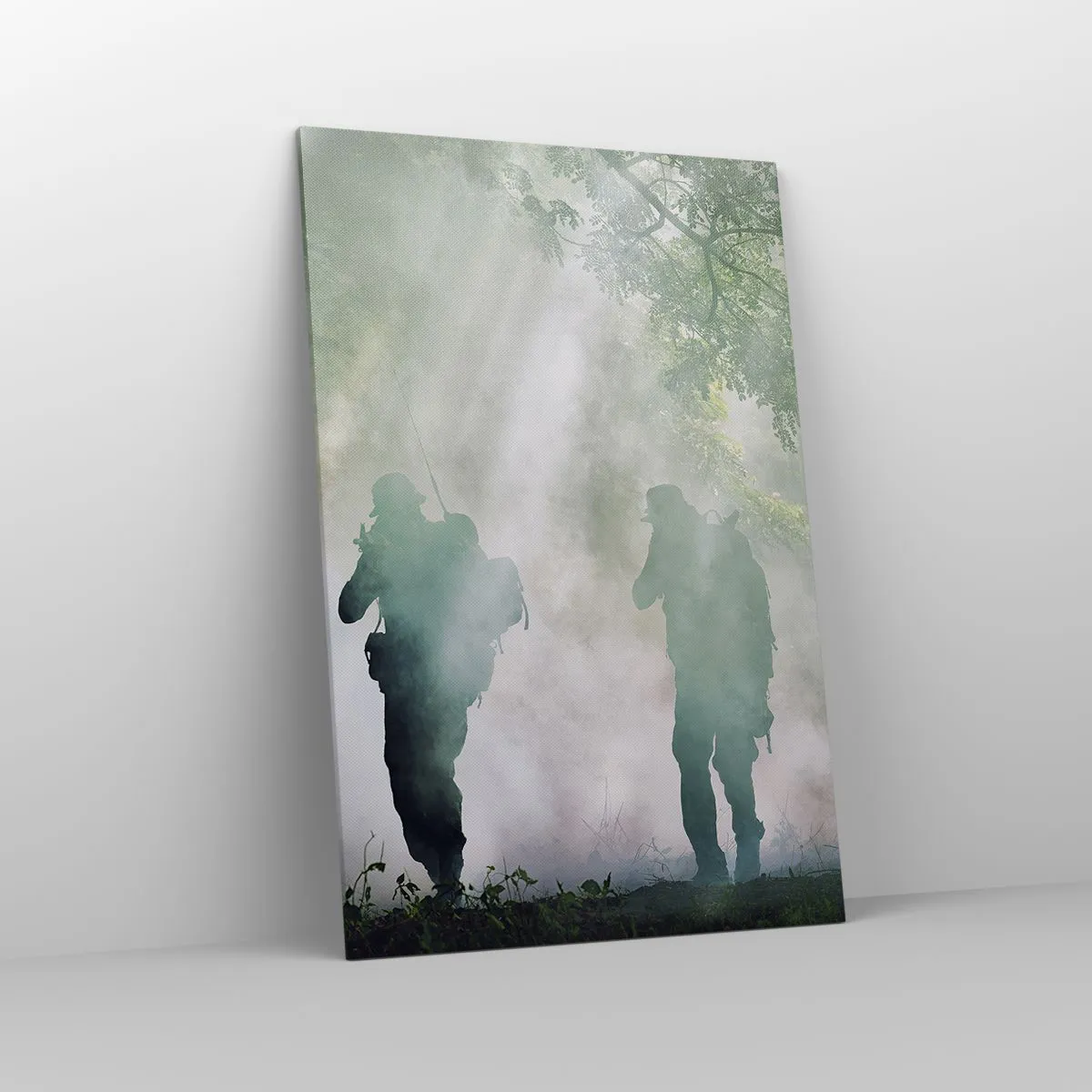 Obraz na płótnie - Sylwetki żołnierzy w lesie w otoczeniu mgły - 80x120cm - Jeden za wszystkich… - Nowoczesna dekoracja ścienna do salonu i sypialni ARTTOR