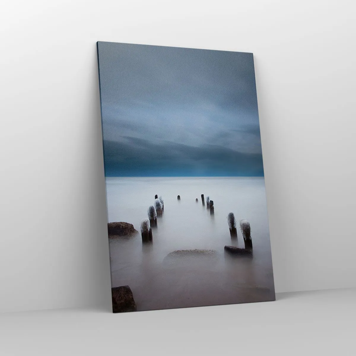 Obraz na płótnie - Stare molo na tle spokojnego morza - 80x120cm - Zamyślone jezioro - Nowoczesna dekoracja ścienna do salonu i sypialni ARTTOR