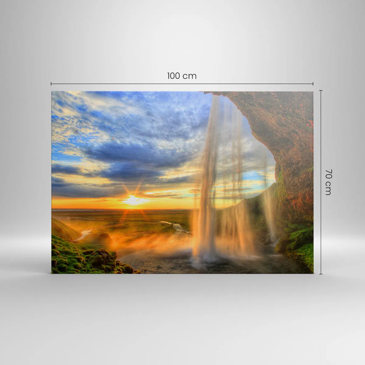 Impression sur toile - Image sur toile - Une cascade illuminée par la lumière du soleil sur fond de paysage - 100x70cm - Le monde derrière un voile de gouttes - Décoration murale moderne pour le salon et la chambre ARTTOR