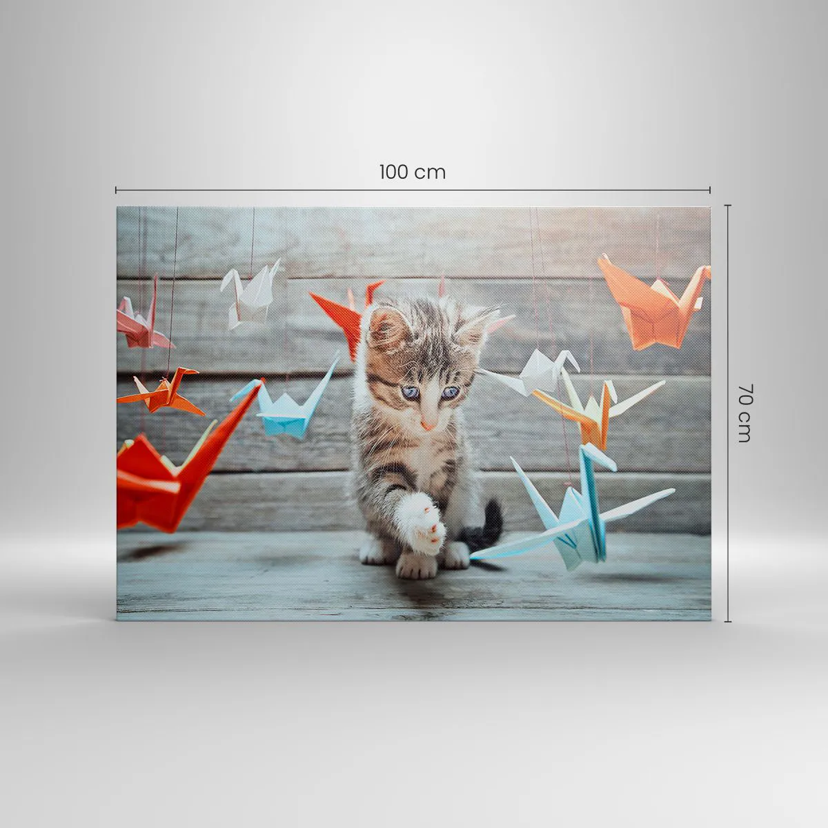 Obraz na płótnie - Kotek bawiący się zawieszonymi papierowymi żurawiami origami - 100x70cm - Pierwsza lekcja - Nowoczesna dekoracja ścienna do salonu, kuchni i sypialni ARTTOR