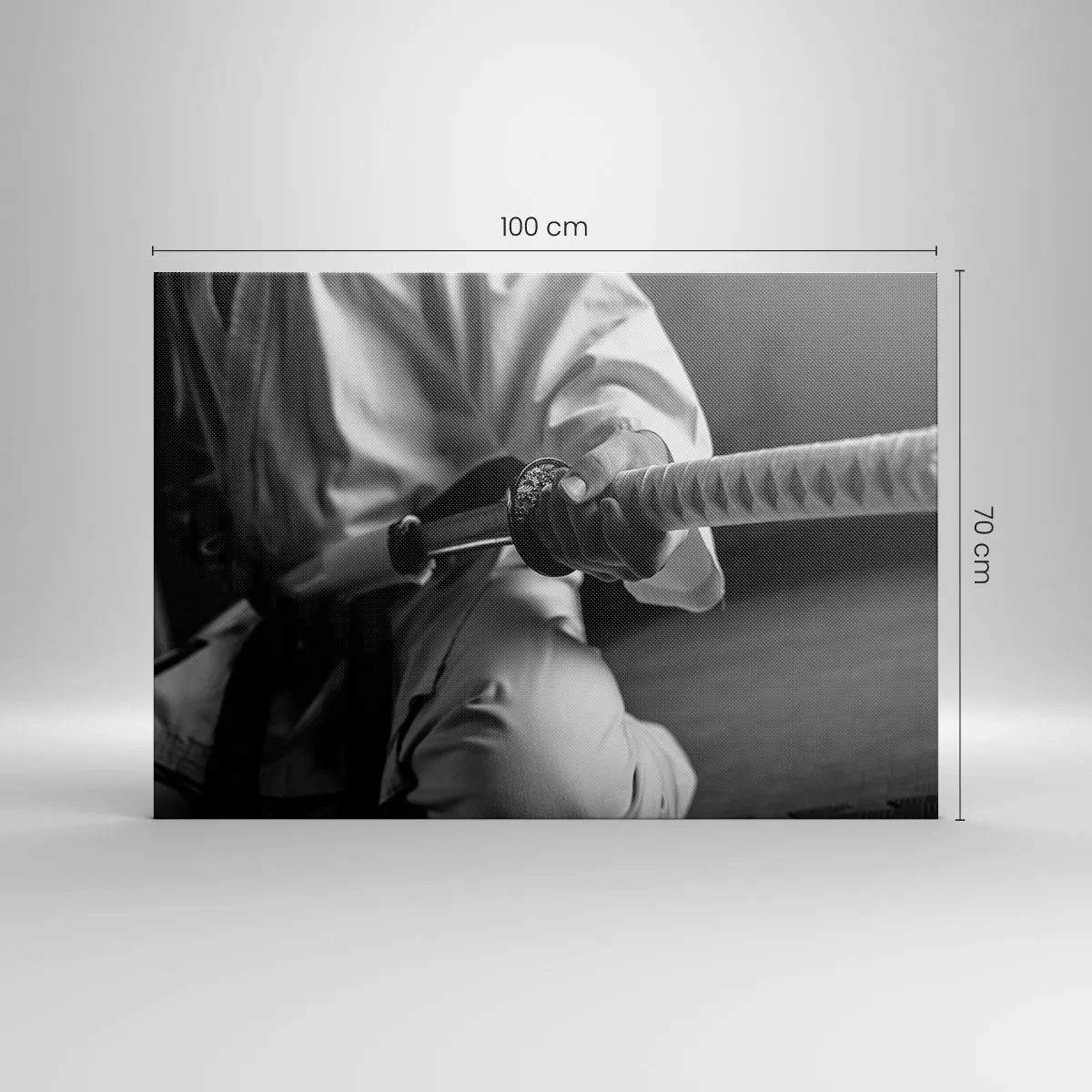 Obraz na płótnie - Samuraj w kimono trzymający katanę w czarno-białej tonacji - 100x70cm - Dusza wojownika - Nowoczesna dekoracja ścienna do salonu, kuchni i sypialni ARTTOR