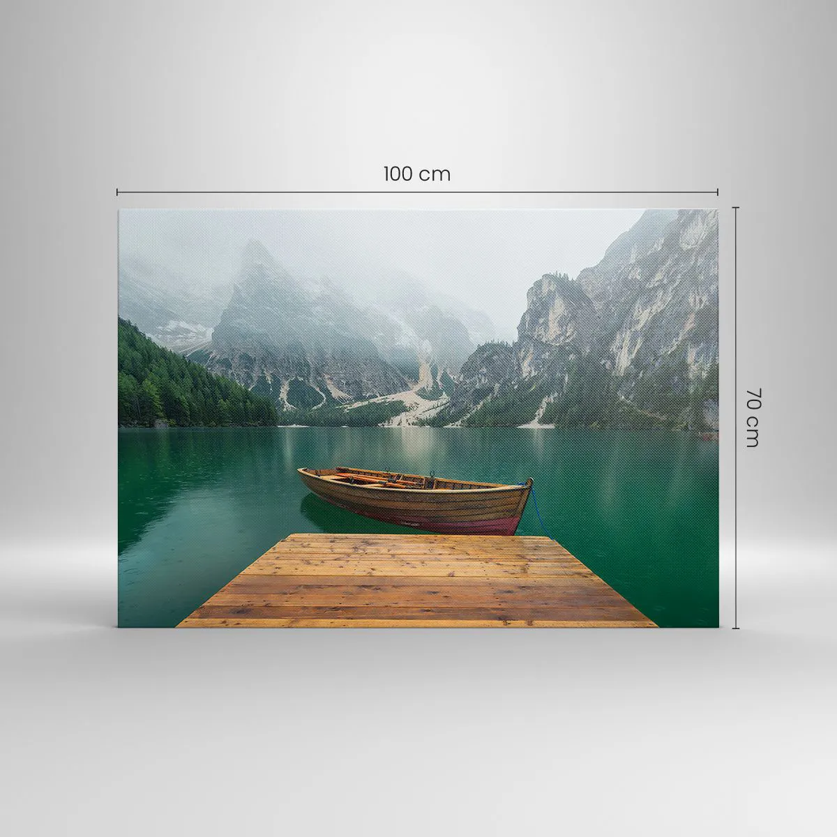 Cuadro sobre lienzo - Impresión de Imagen - Un barco de madera en un muelle en un lago rodeado de montañas. - 100x70cm - Paisaje inolvidable - Decoración de pared moderna para salón y dormitorio ARTTOR