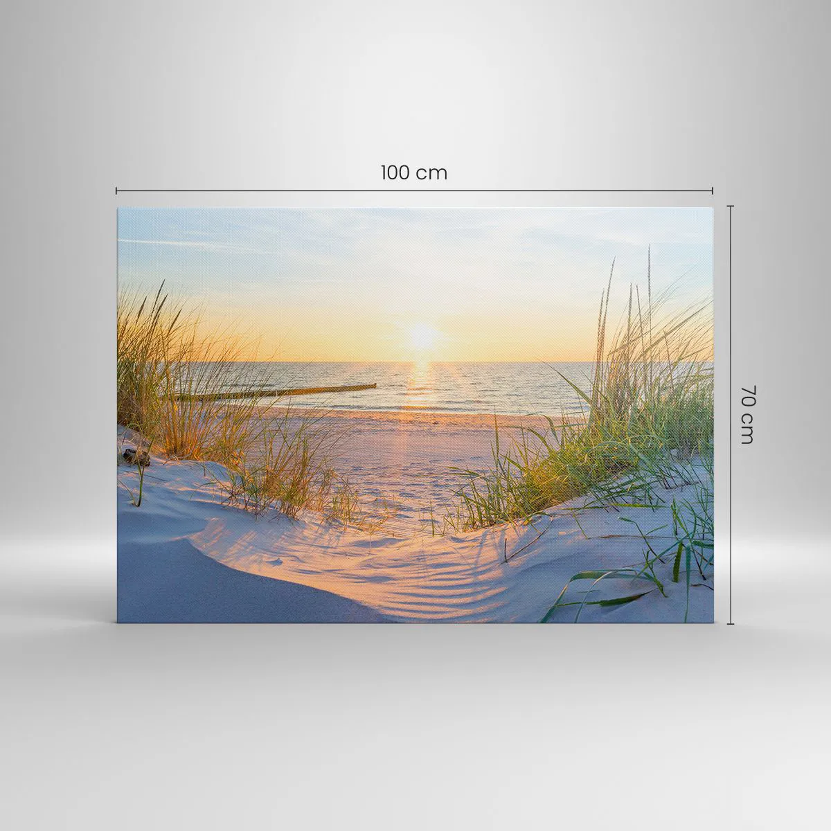 Obraz na płótnie - Piaszczysta plaża z widokiem na zachodzące słońce nad morzem - 100x70cm - Morza szum, ptaków śpiew, dzika plaża pośród traw… - Nowoczesna dekoracja ścienna do salonu, kuchni i sypialni ARTTOR