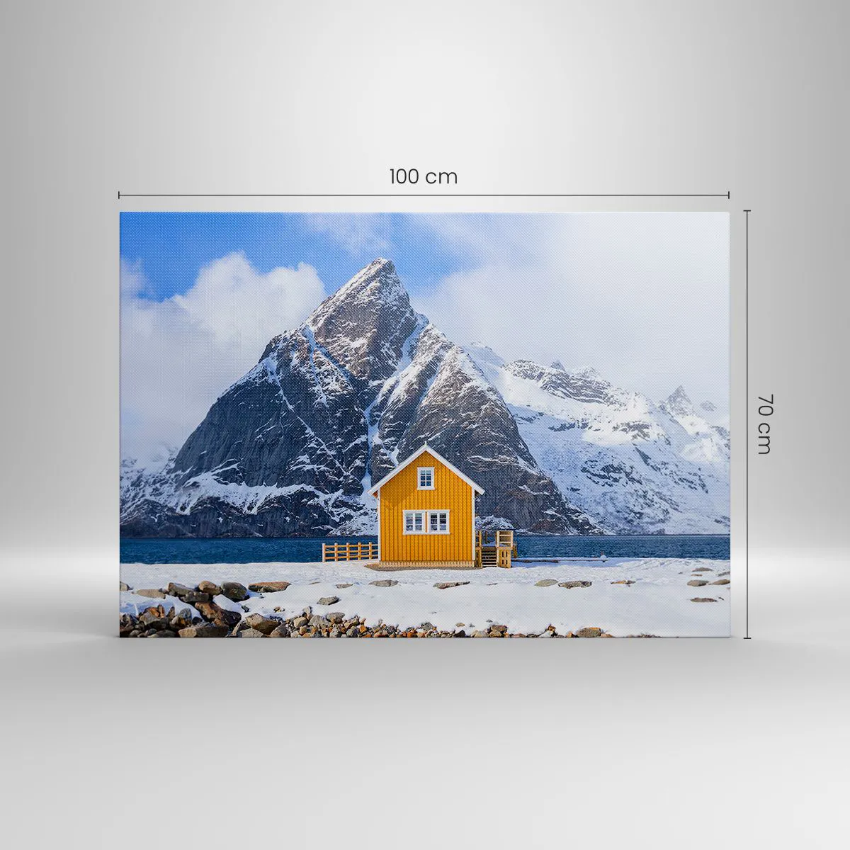 Quadro su tela - Stampe su Tela - Una casa gialla sullo sfondo delle montagne innevate e del mare - 100x70cm - Vacanze scandinave - Decorazione murale moderna per soggiorno e camera da letto ARTTOR