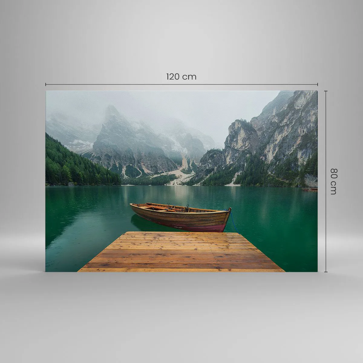 Quadro su tela - Stampe su Tela - Una barca di legno su un molo su un lago circondato da montagne - 120x80cm - E attorno le fiere rocce - Decorazione murale moderna per soggiorno e camera da letto ARTTOR