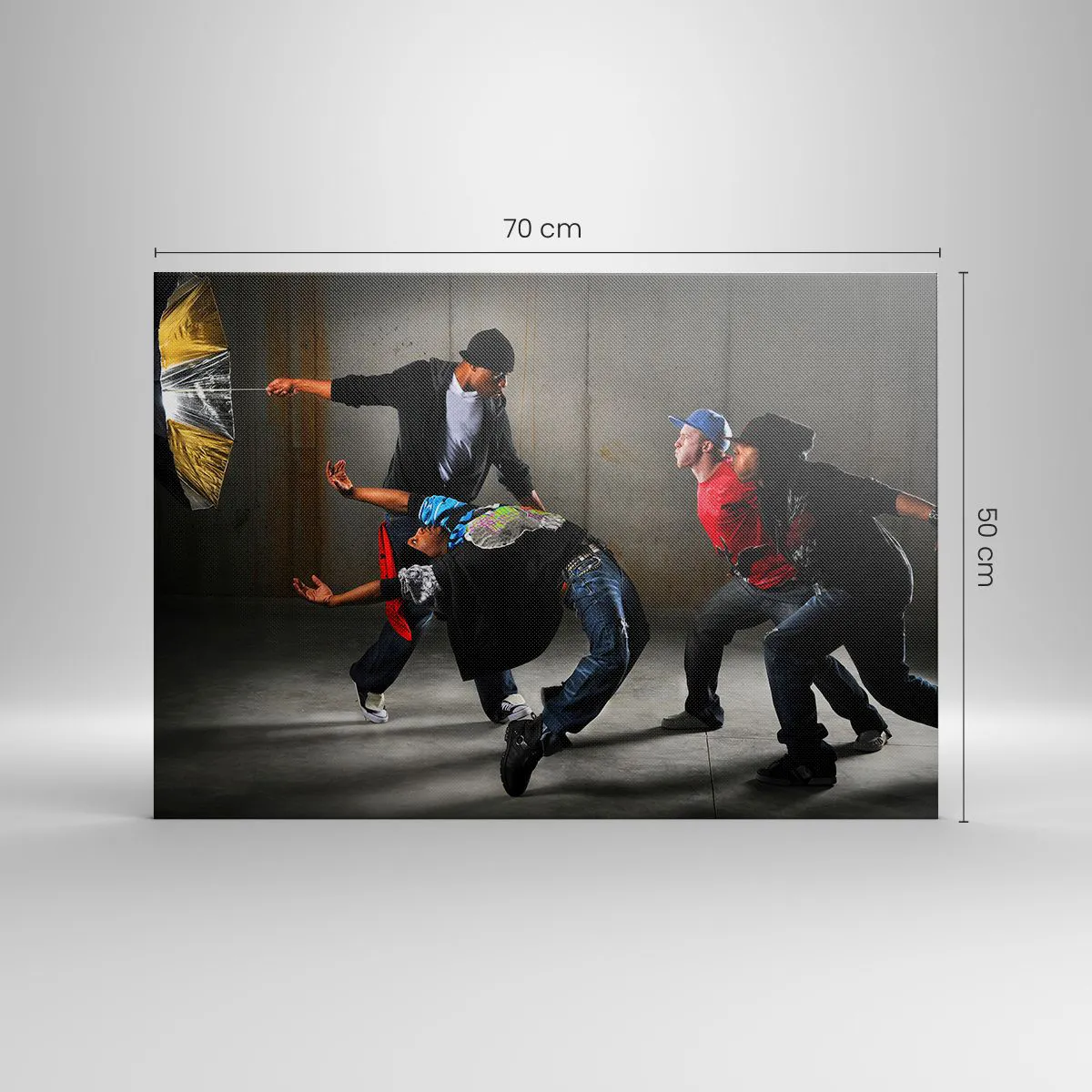 Impression sur toile - Image sur toile - Un groupe de danseurs hip-hop dans une chorégraphie dynamique - 70x50cm - Danser avec le vent de la rue - Décoration murale moderne pour le salon et la chambre ARTTOR