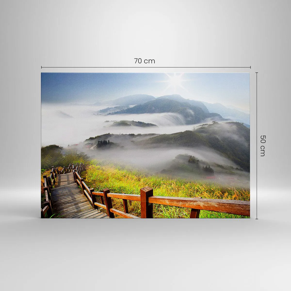 Lærredstryk - Billede på lærred - En træsti blandt de tågede bjerge om morgenen - 70x50cm - Vævet mod blænding og tåge - Moderne vægdekoration til stue og soveværelse ARTTOR