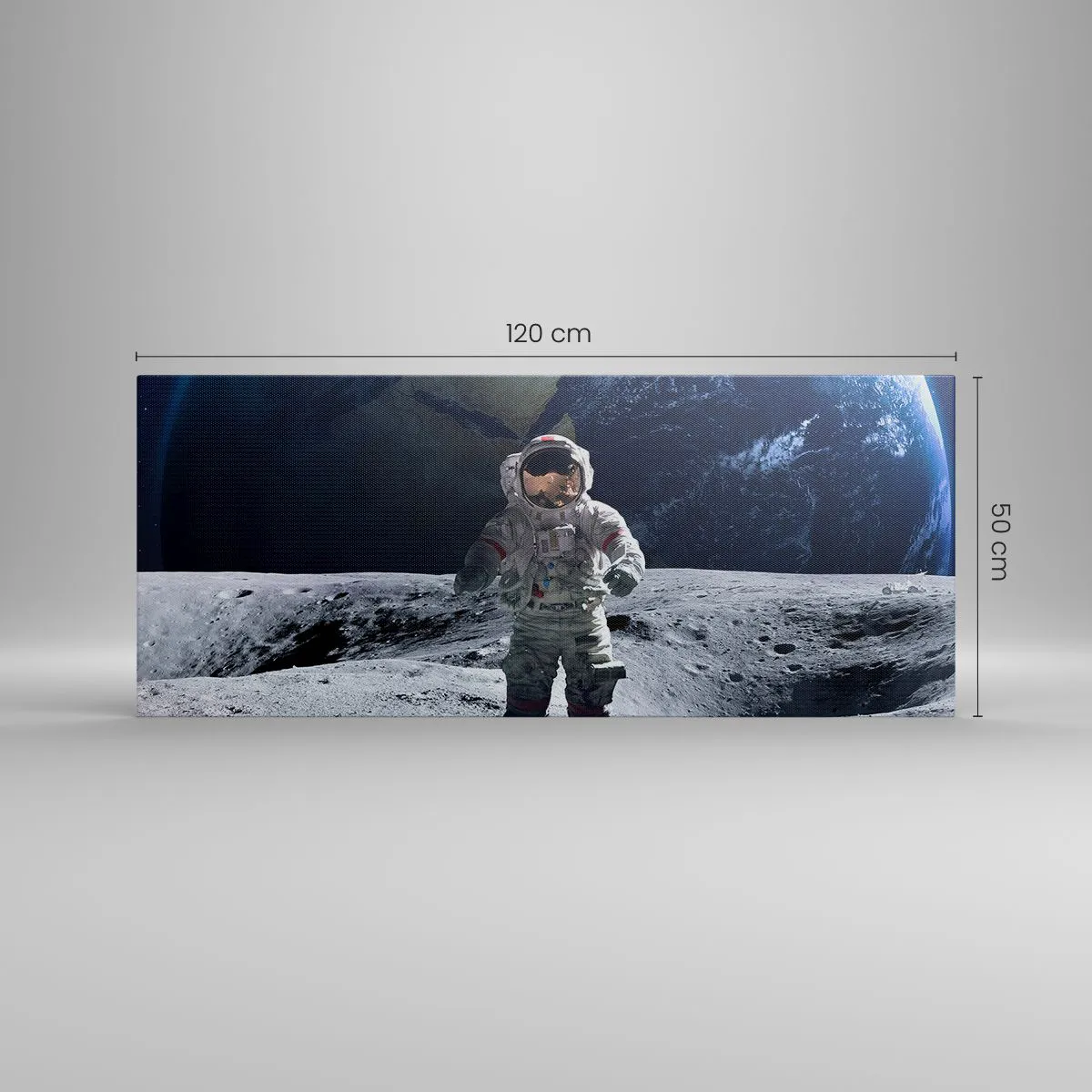 Obraz na płótnie - Astronauta na powierzchni Księżyca z Ziemią w tle - 120x50cm - Pozdrowienia z Księżyca - Nowoczesna dekoracja ścienna do salonu i sypialni ARTTOR
