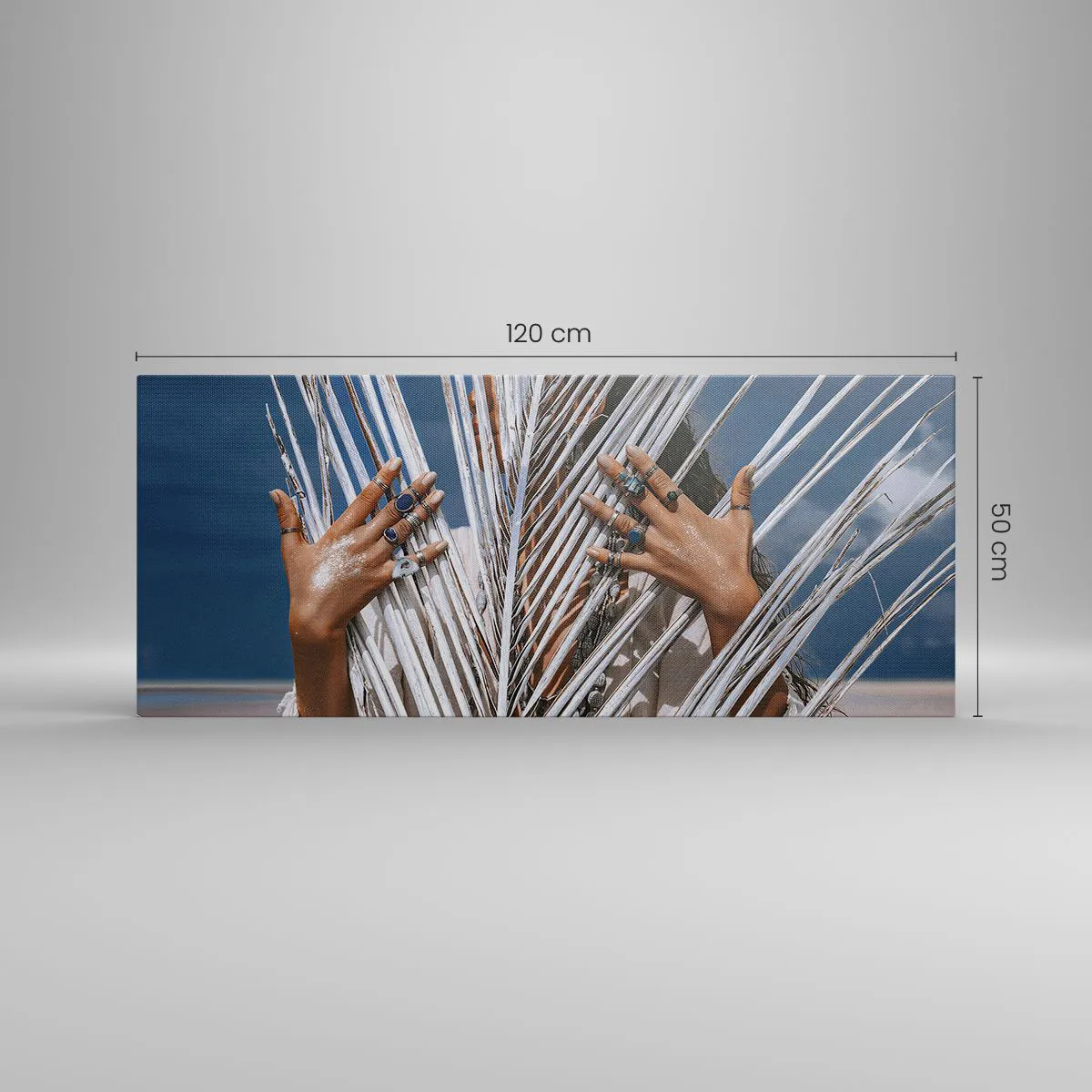 Quadro su tela - Stampe su Tela - Una donna nascosta dietro foglie di palma con anelli alle mani. - 120x50cm - La ragazza dello sciamano? - Decorazione murale moderna per soggiorno e camera da letto ARTTOR