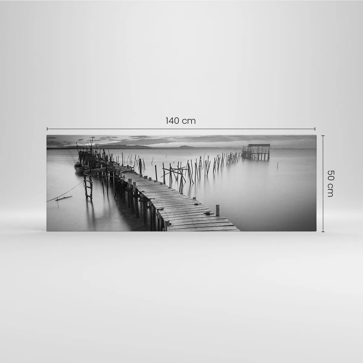 Obraz na płótnie - Drewniany pomost na spokojnym jeziorze w odcieniach szarości - 140x50cm - Spokój zapomnianego brzegu - Nowoczesna dekoracja ścienna do salonu i sypialni ARTTOR