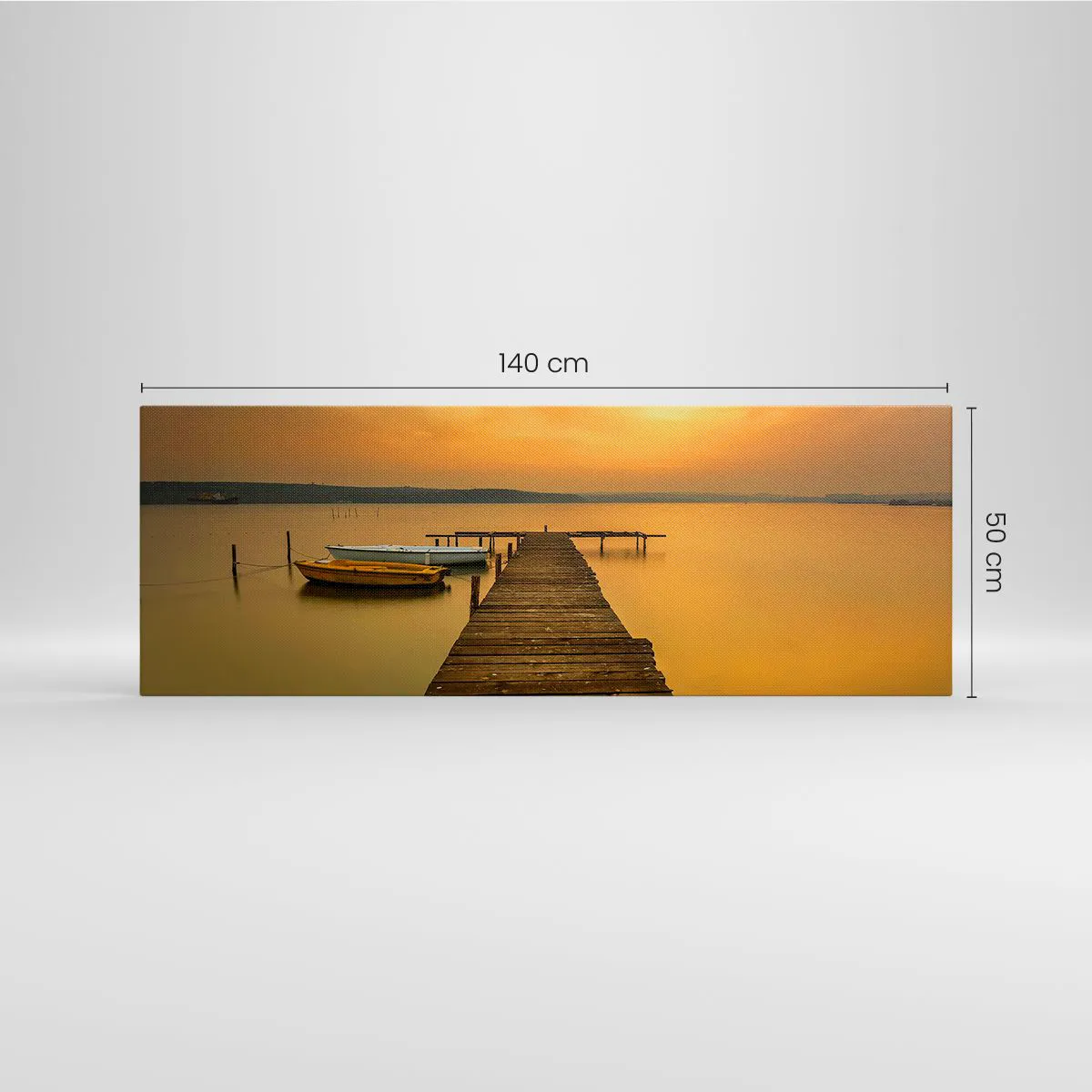 Obraz na płótnie - Drewniany pomost i łódki na jeziorze o zachodzie słońca - 140x50cm - Niebo złote ci otworzę - Nowoczesna dekoracja ścienna do salonu i sypialni ARTTOR